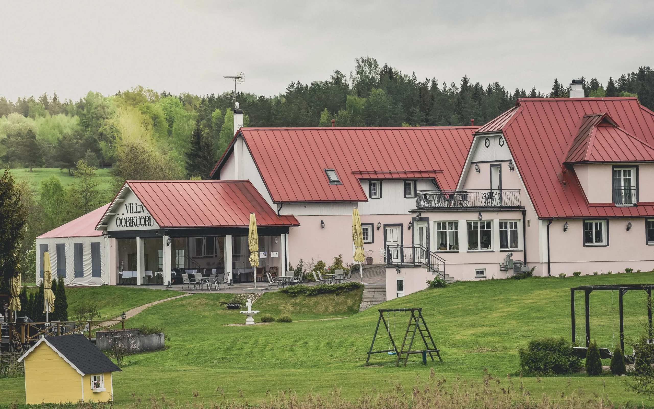 Romantiline ja luksuslik majutus Võrumaal Rõuges. Maitsev söök restoranis Andreas. Tervistav soolakamber, suitsusaun, kümblustünn või massaaž. Seminar