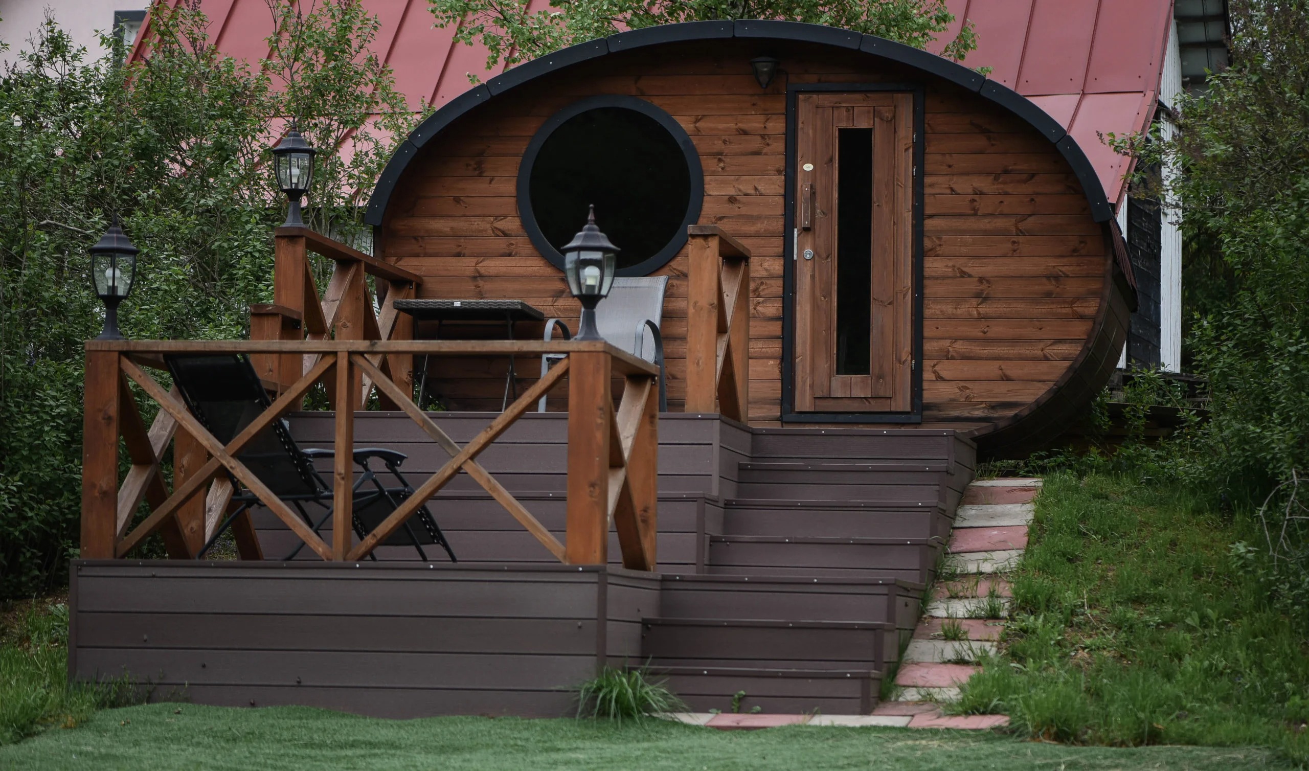 Puravikusaun Ööbikuoru villas, sauna ees terrass ja trepid mis viivad järveni. Sauna ümber on loodus