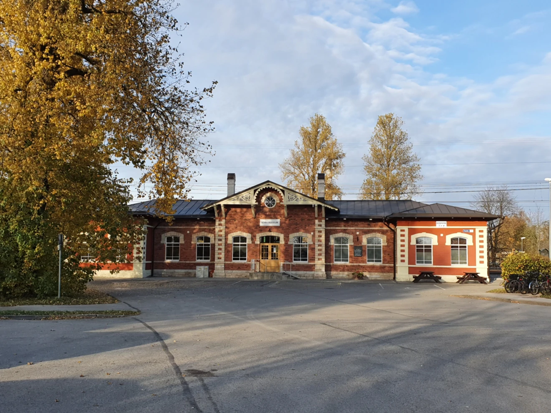 Kehra muuseumihoone sügisel