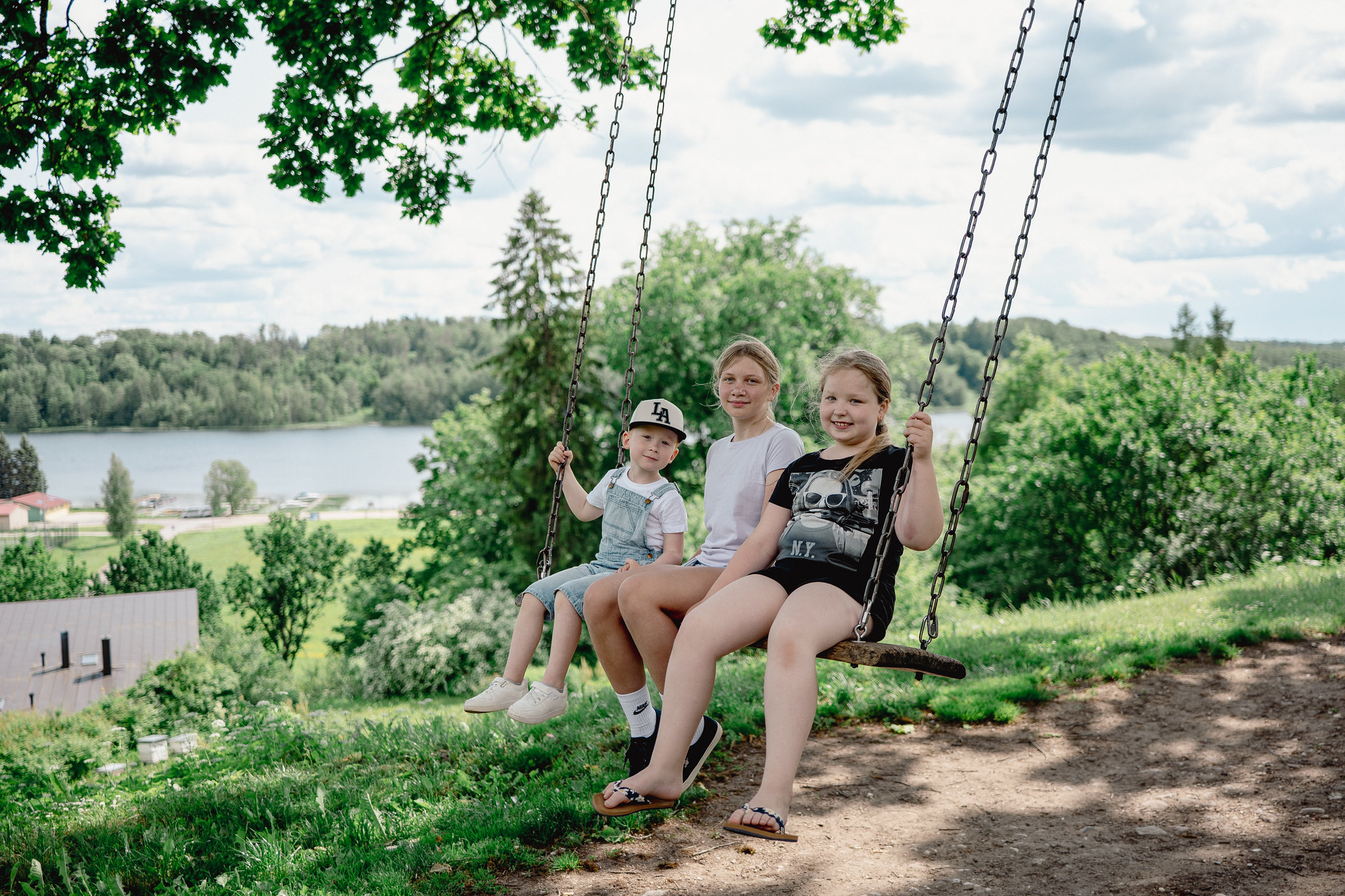 Lapsed tamme all kiigel, looduskaunis Viljandi taustal