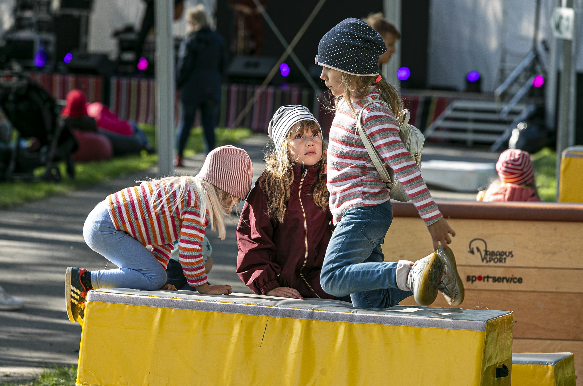 Bērni bauda festivālu