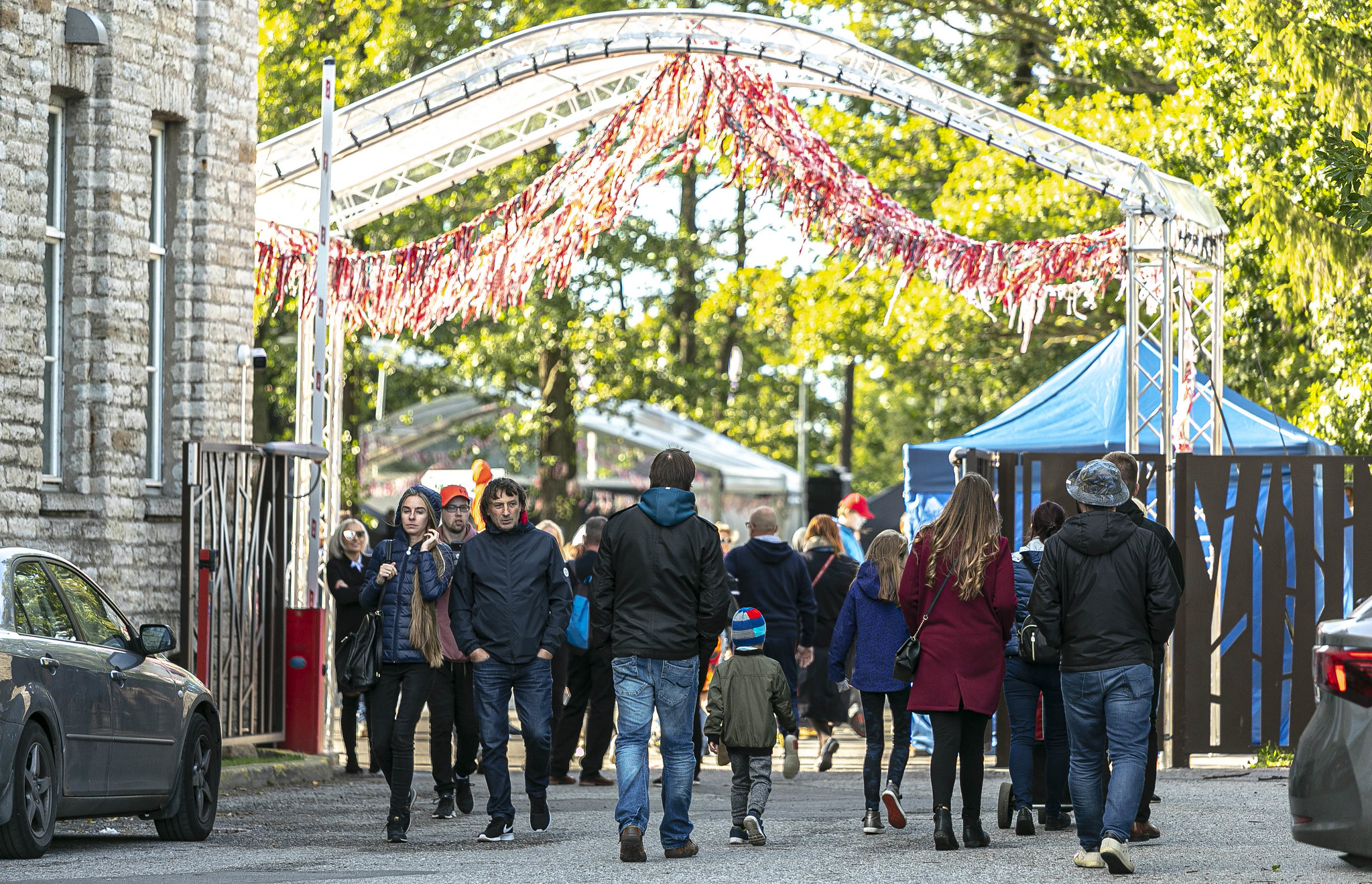 "Koplifest" ir kopienas mūzikas un kultūras festivāls, kas notiek Tallinas Kopli apkaimē – vietā, kur vēsturiskā industriālā ainava satiekas ar mūsdie