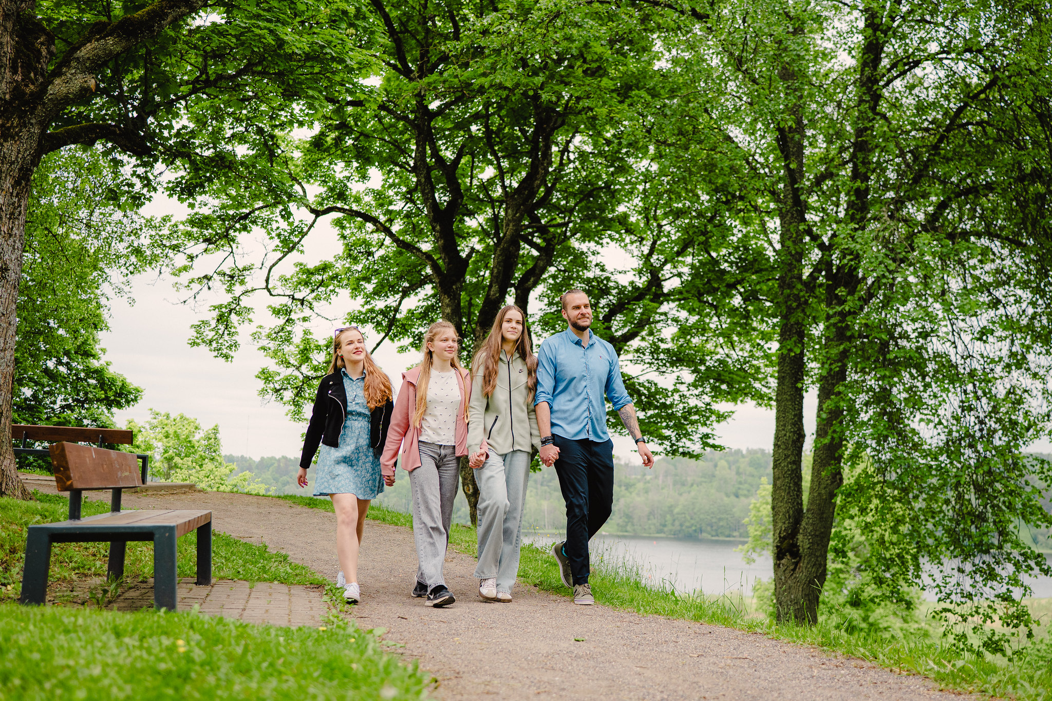 Jalutuskäik Viljandi lossipargis, taustal järv, istepingid puude all