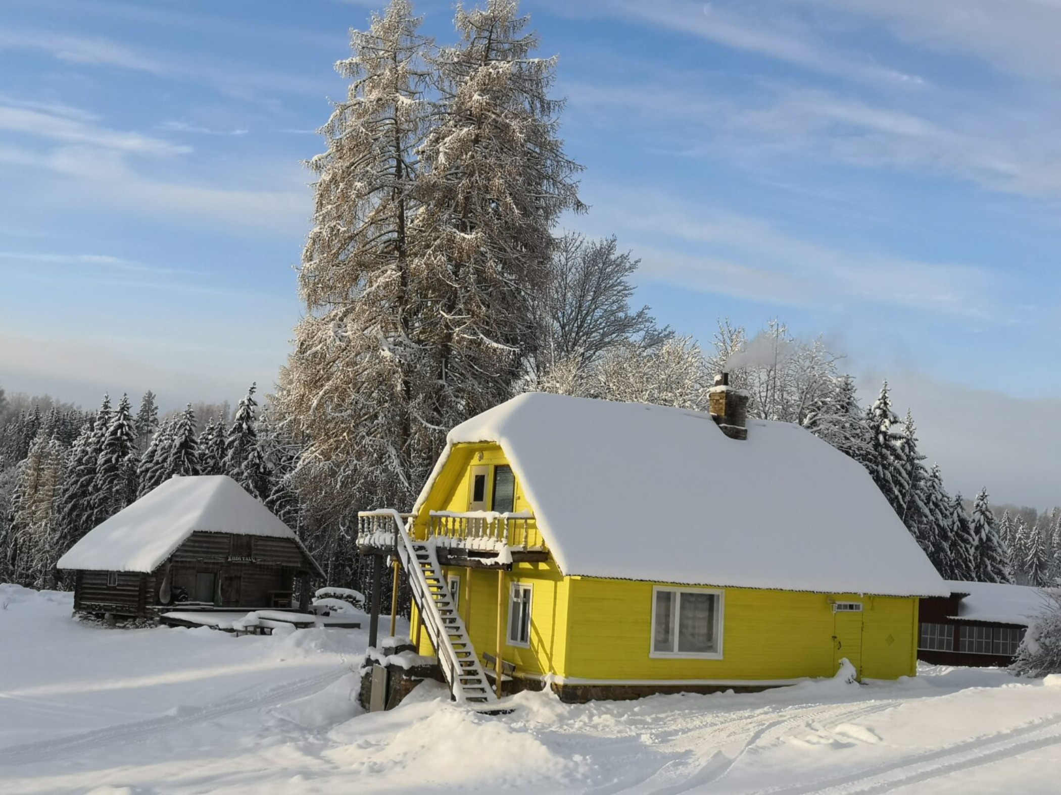 Kiidi turismitalu talvel, päikesepaistelisel päeval