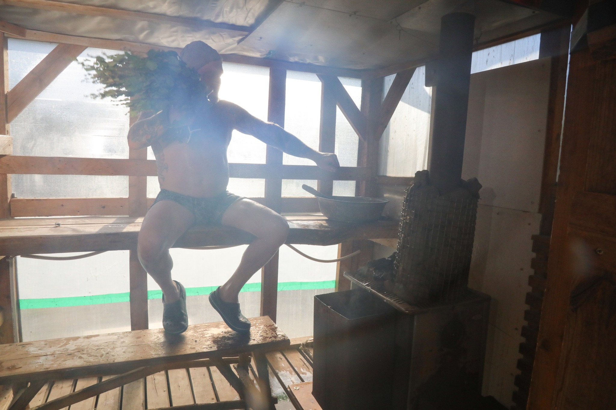 Rabatalu plastic-sheet sauna and the host whisking