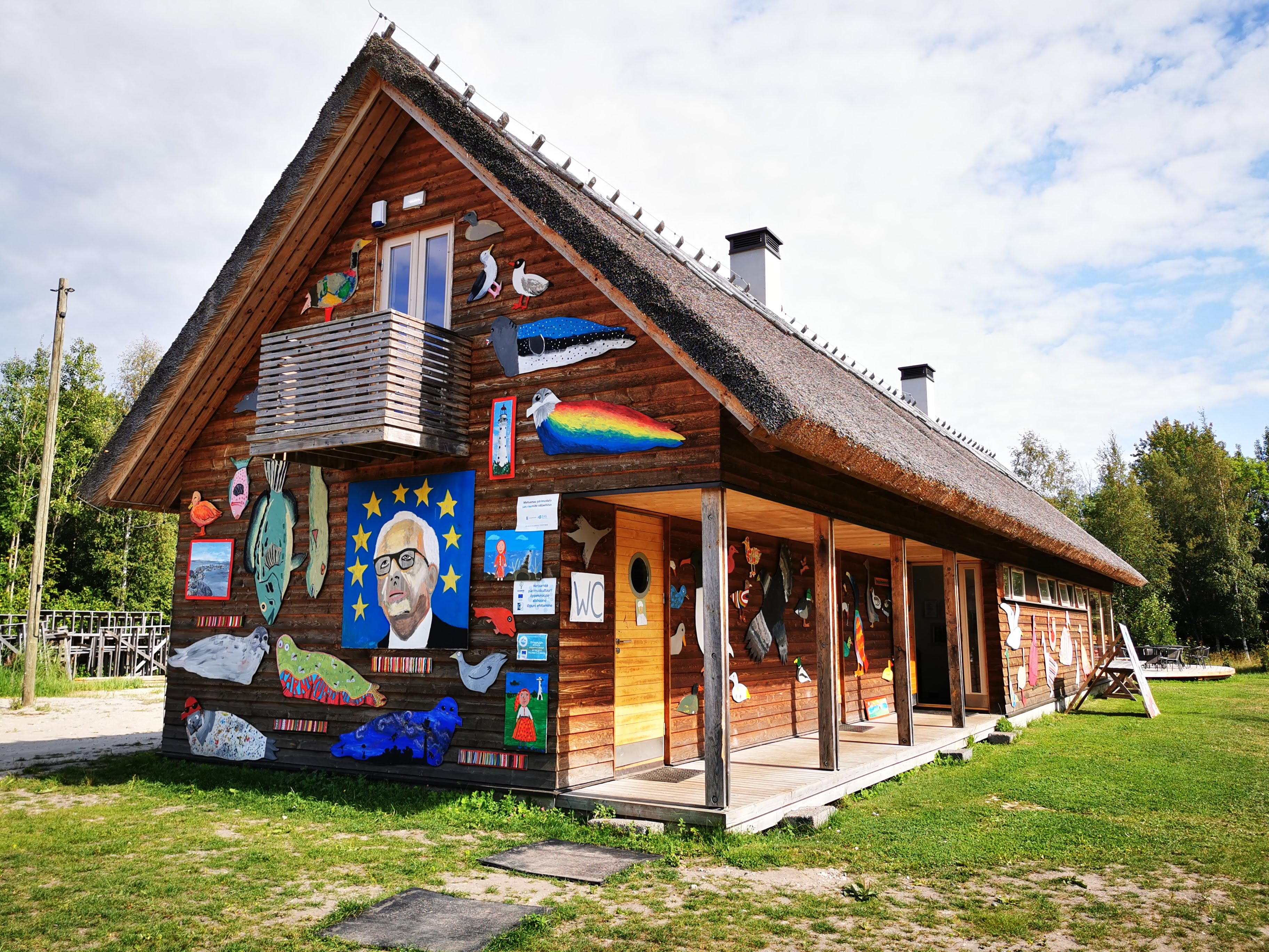 Metsamaa pärimustalu Kihnu saarel on kaunistatud kunstiteostega