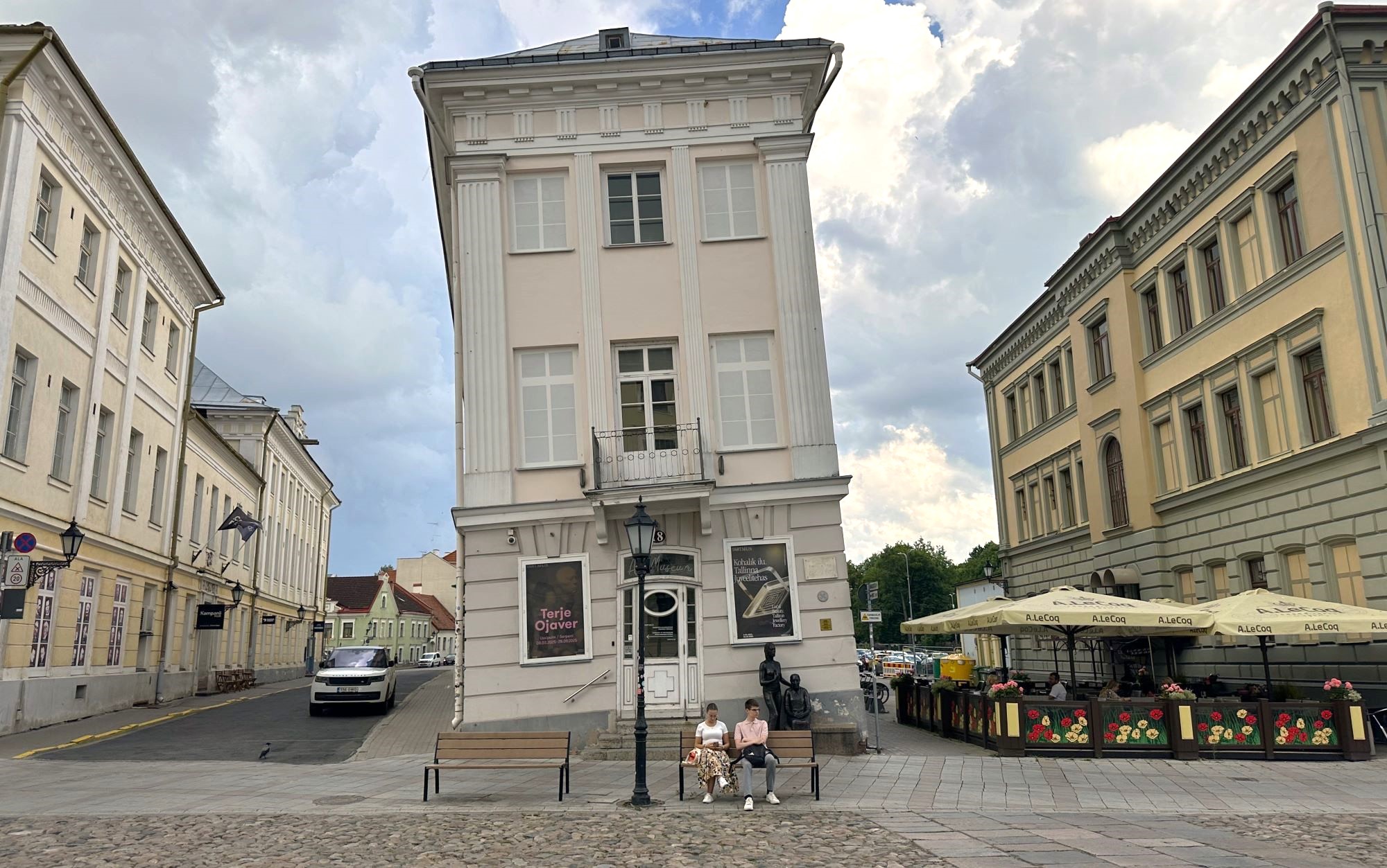 Tartu Kunstimuuseum asub Tartu viltuses majas