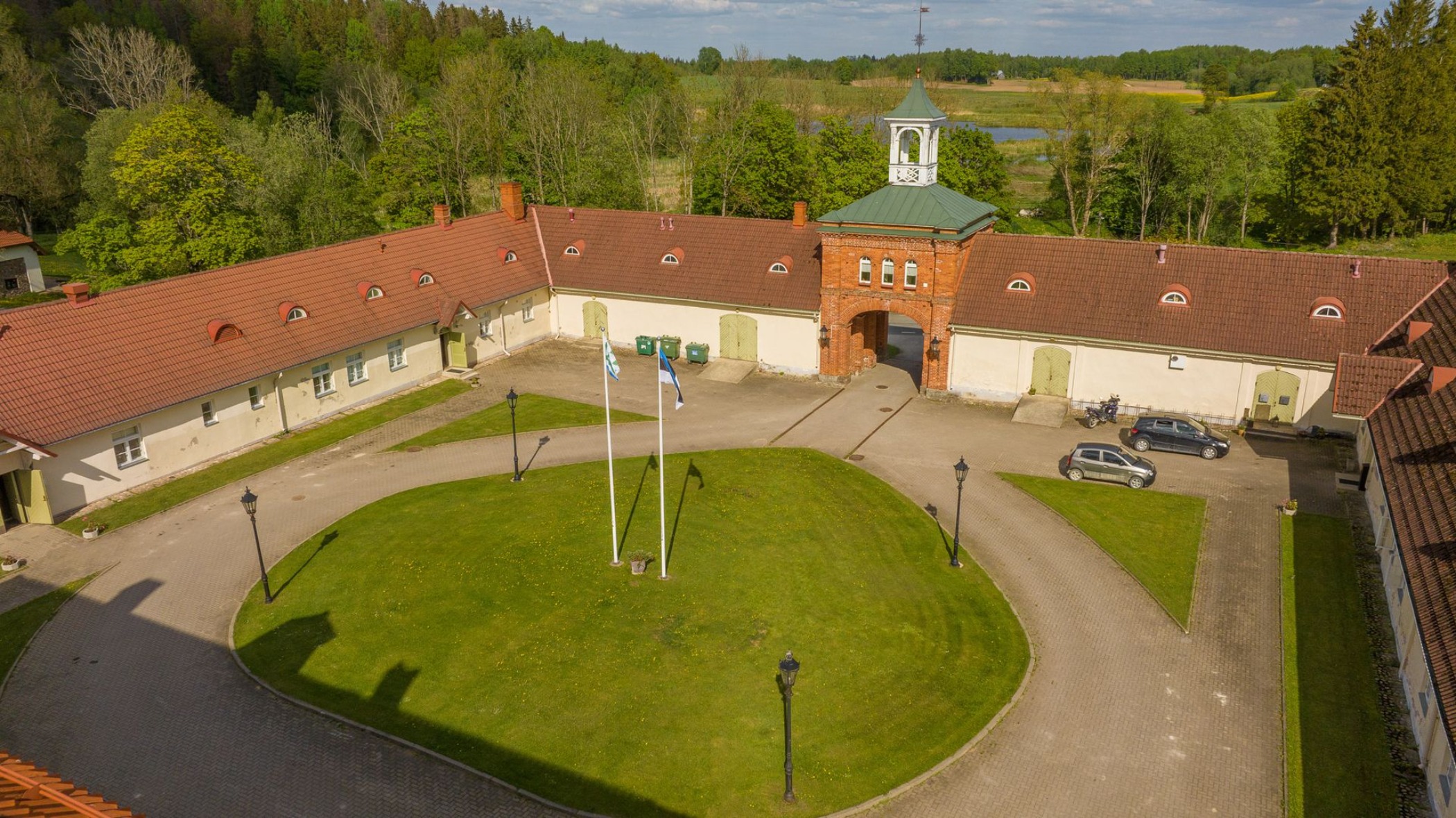 Rogosi mõisa peamaja ja muusemukeldrid, vaade droonilt mõisa sisehoovile