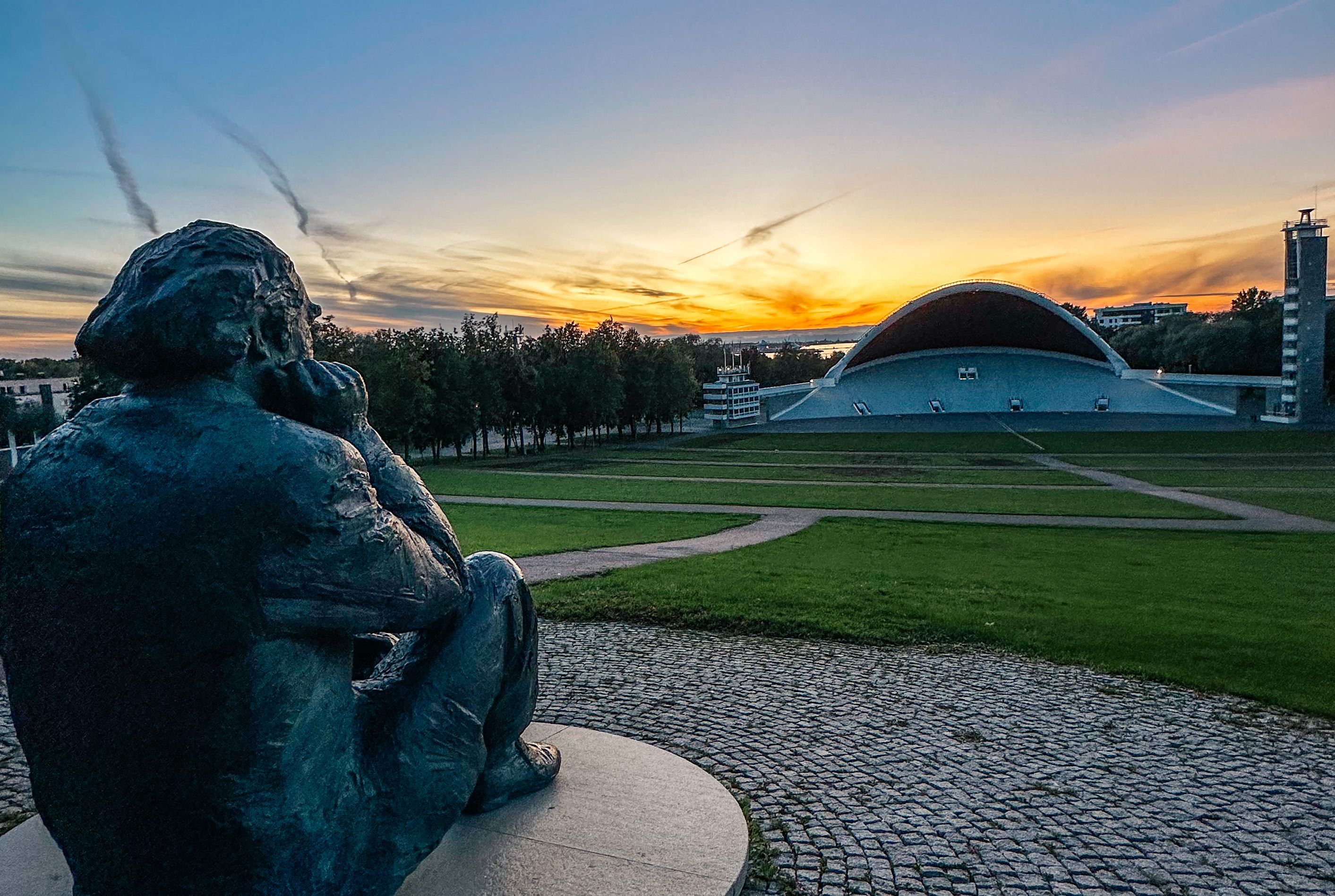 Päikseloojangus Tallinna lauluväljaku park