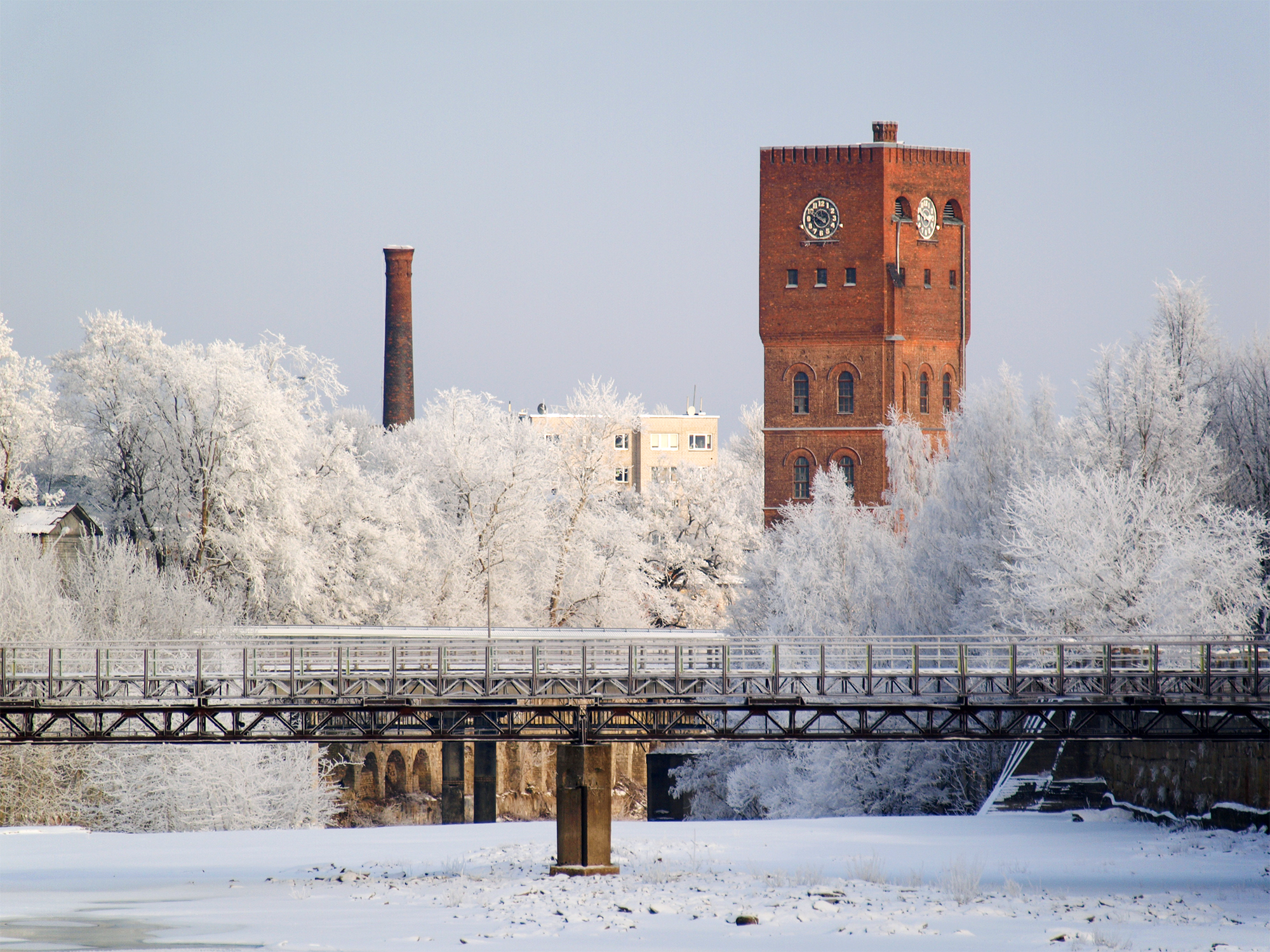 Krēnholma manufaktūra un zvanu tornis ziemā