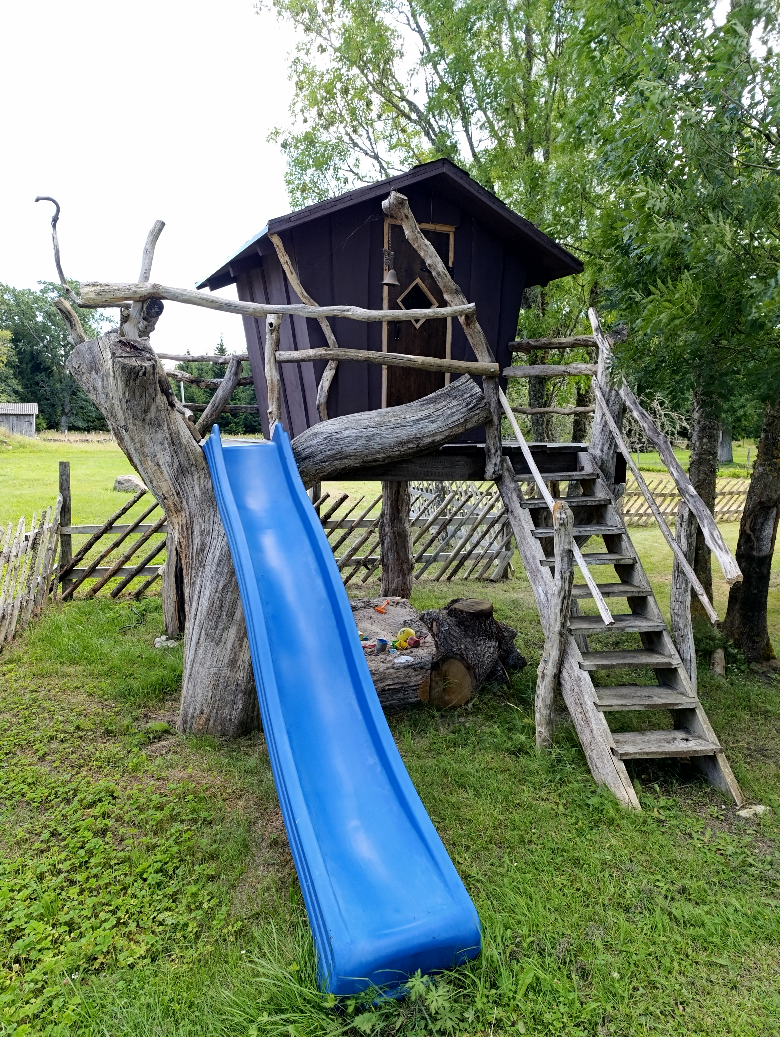 Lastele mängumaja koos liivakastiga