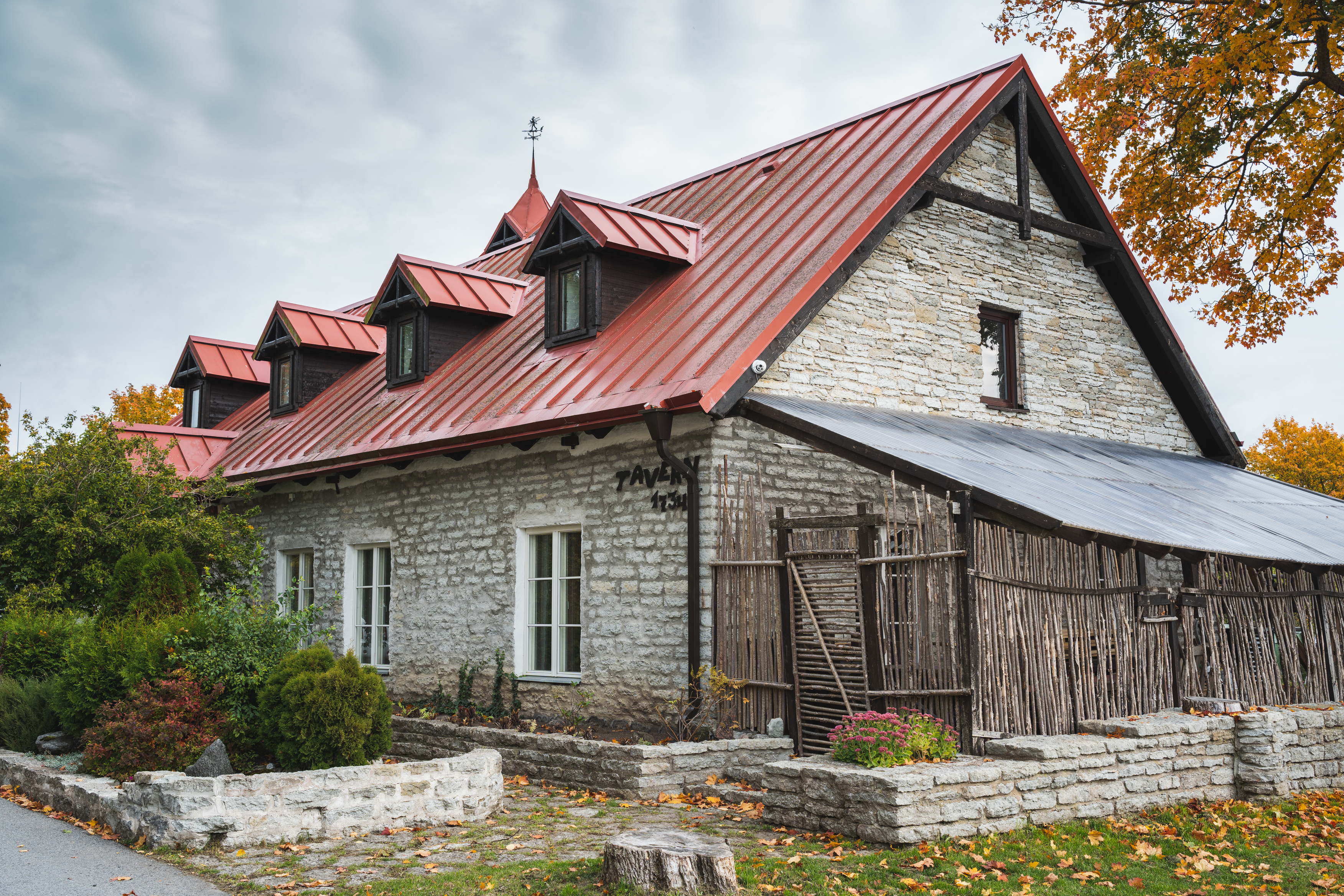Tavern Peetri Toll sügisel