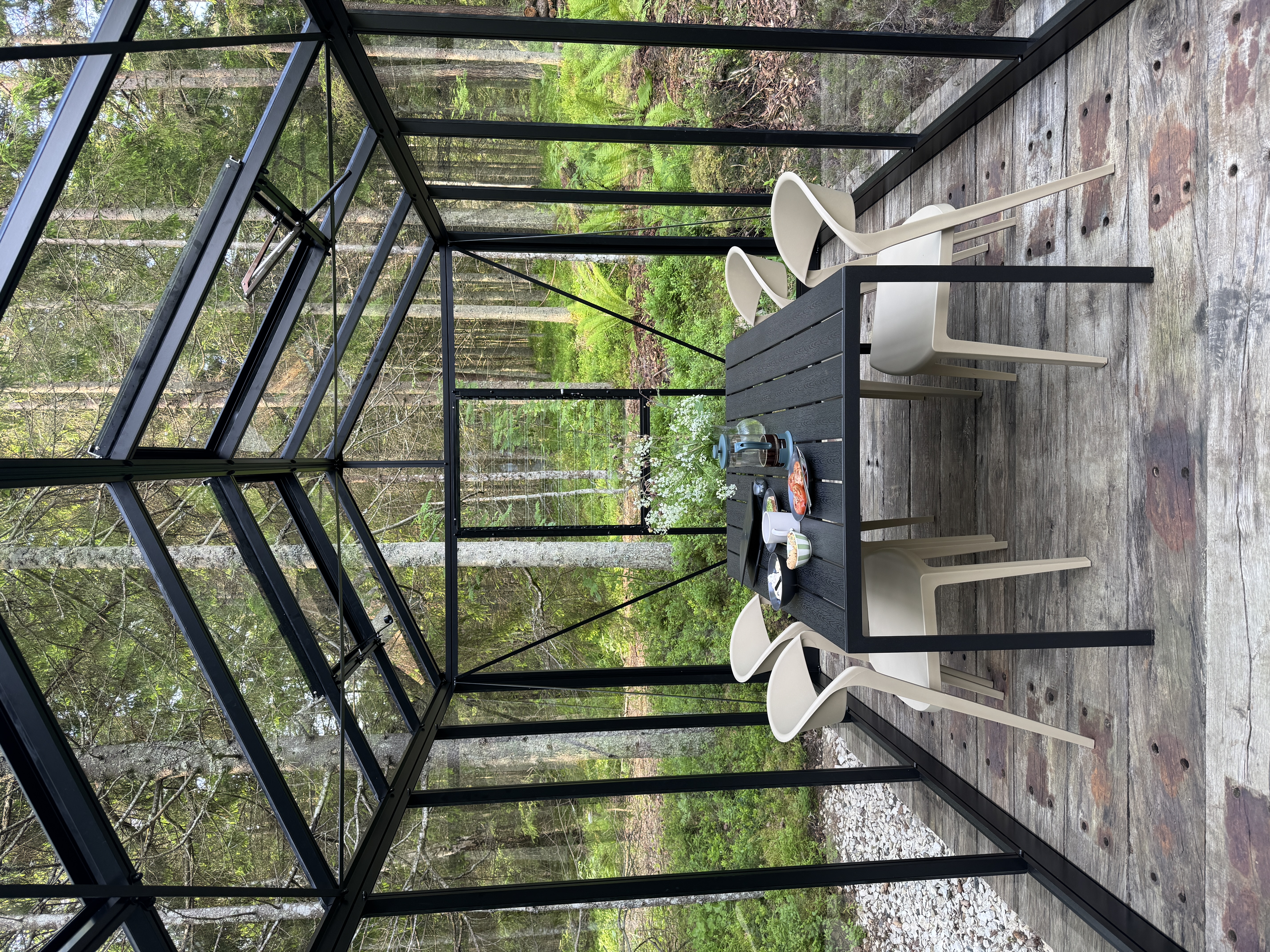 Puhkemaja Paus klaasmaja söögilauaga