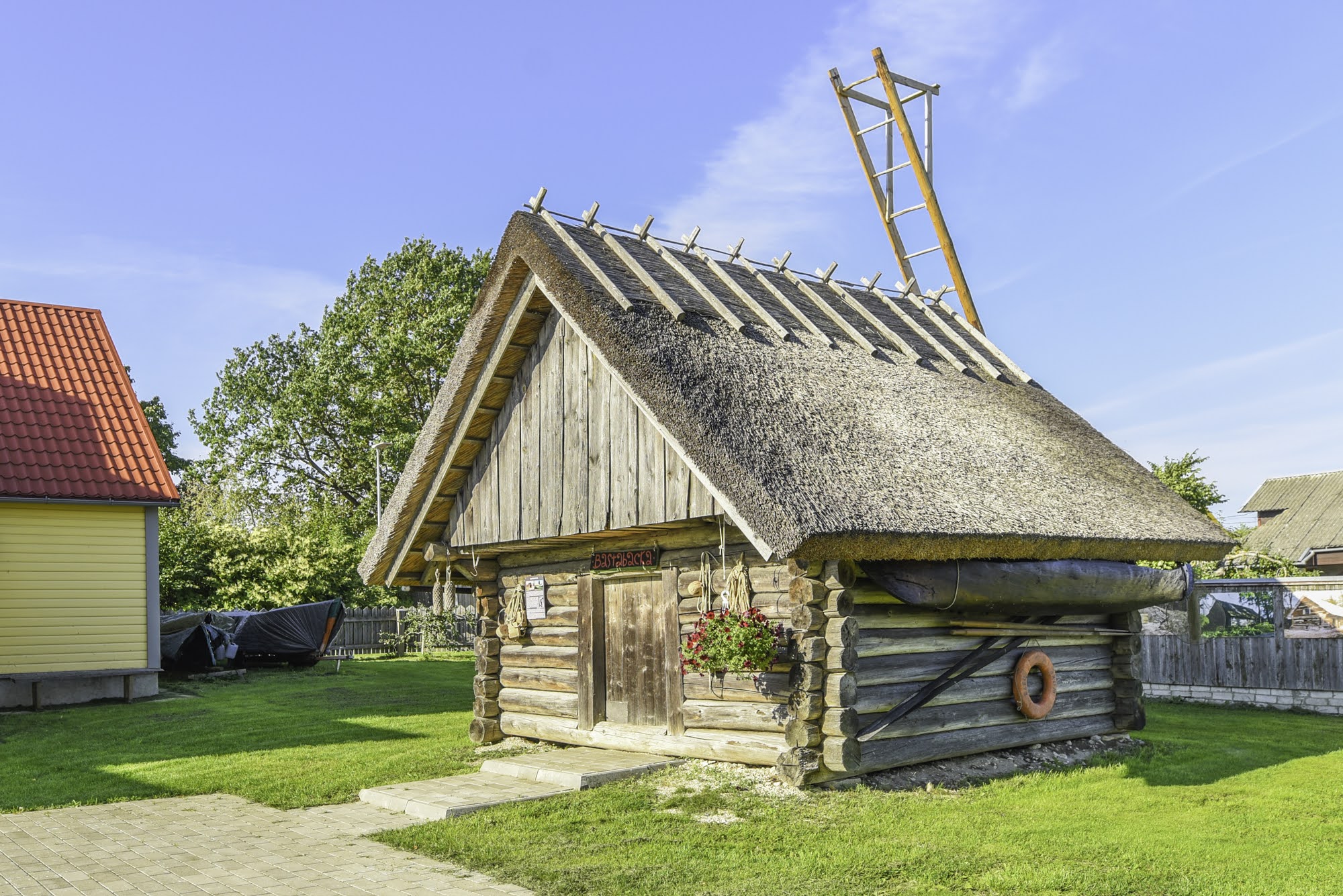 Haapsalus asuv muuseum tutvustab tuhandeaastast rannarootsi asustust Eestis. Rootsi kuninga poolt avatud näitusemajas saab tutvuda selle rahvakillu om