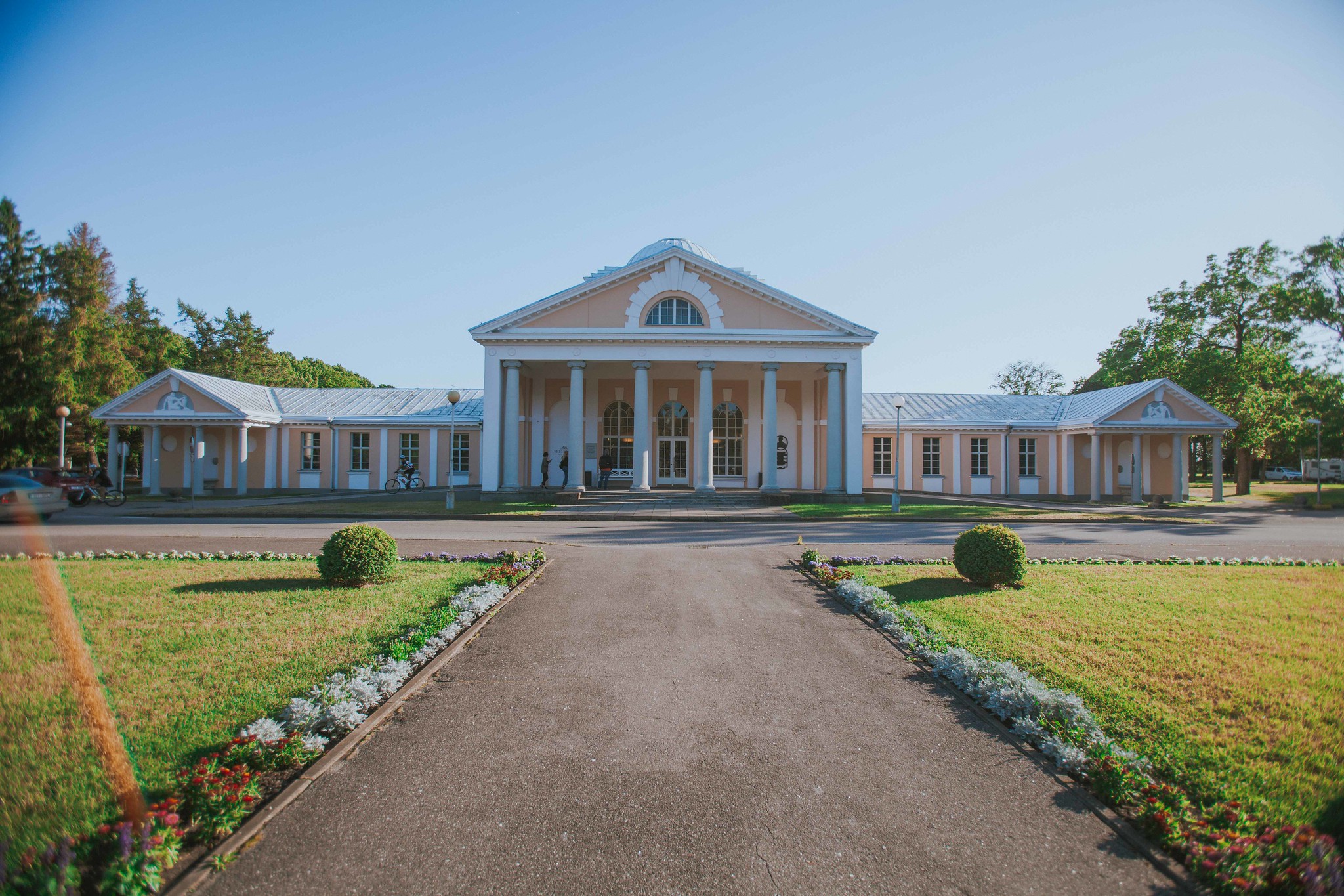Das neoklassizistische Gebäude, in dem sich die Badeanstalt befindet, ist eines der wichtigsten Symbole des Kurorts Pärnu. Es wurde vom estnischen Arc