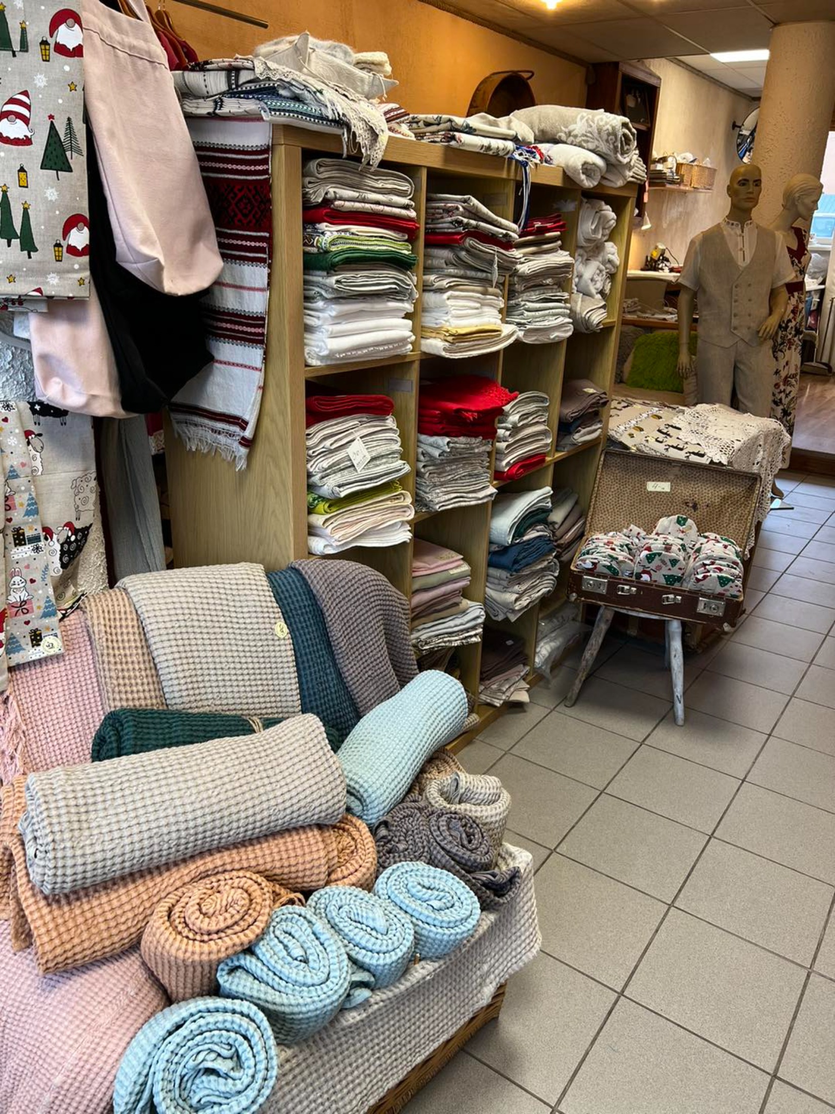 Piret Pilber Linasedriided kauplus, kangad riiulitel