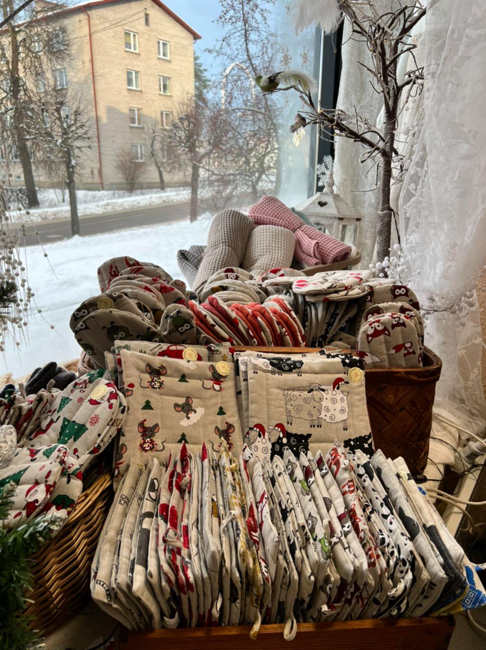 Piret Pilber Linasedriided kaupluse jõuluhooajaline väljapanek vaateaknal