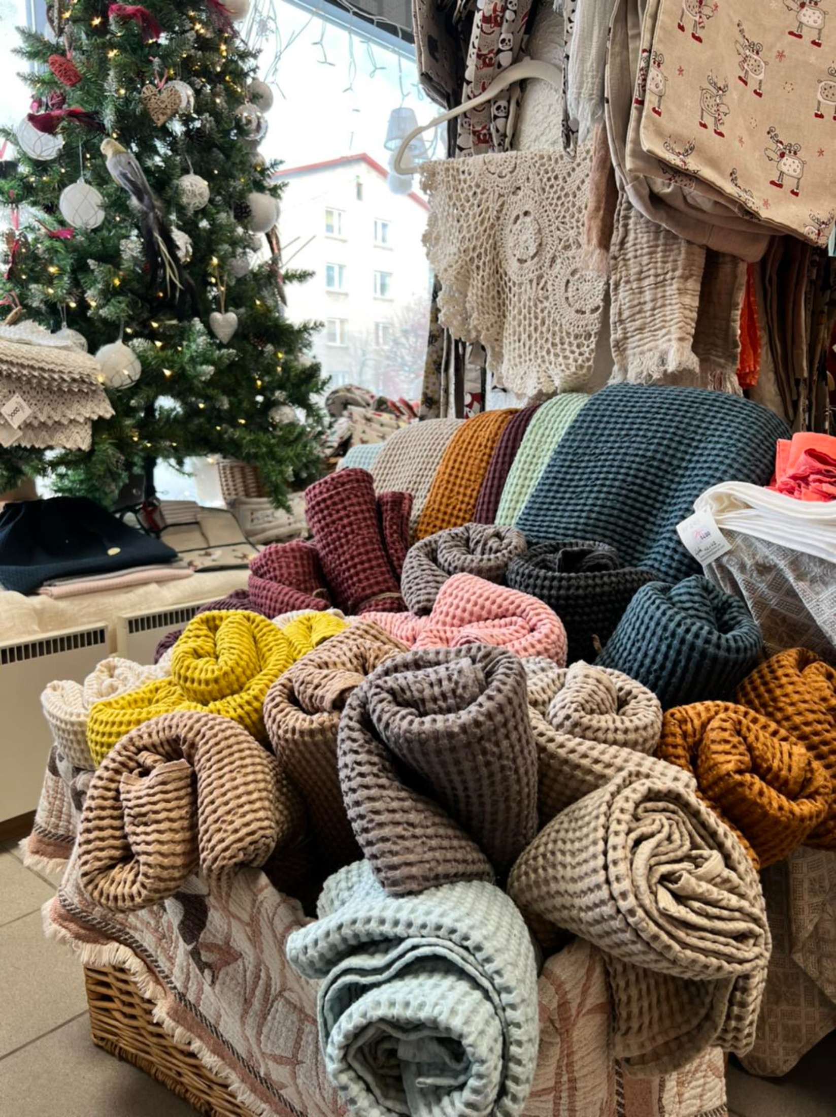 Hooajaline väljapanek Piret Pilberg Linasedriided kaupluse vaateaknal