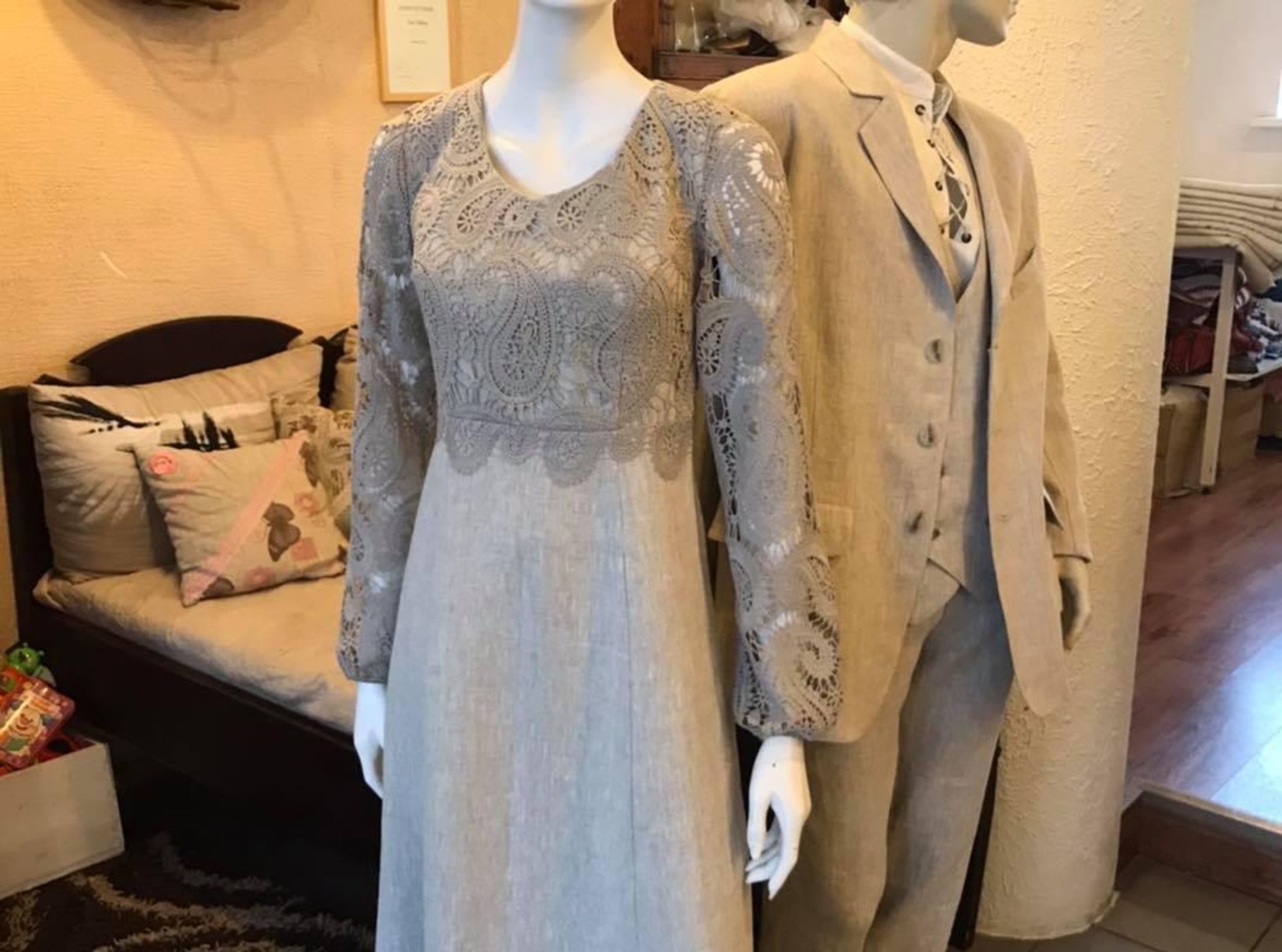 Linast valmistatud mehe ja naise kostüüm, mannekeenide seljas