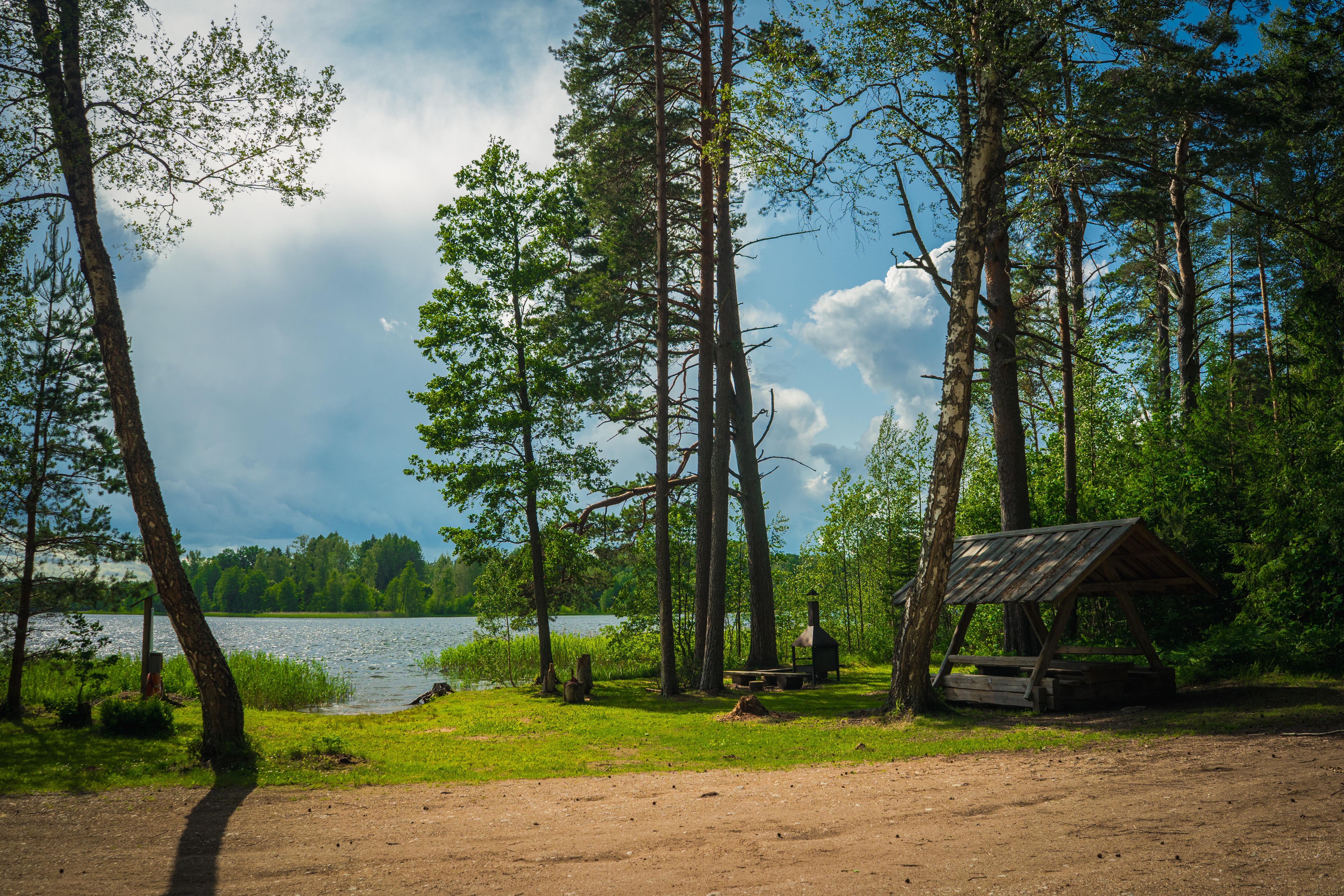 Koorküla Valgjärv ja lõkkekohad
