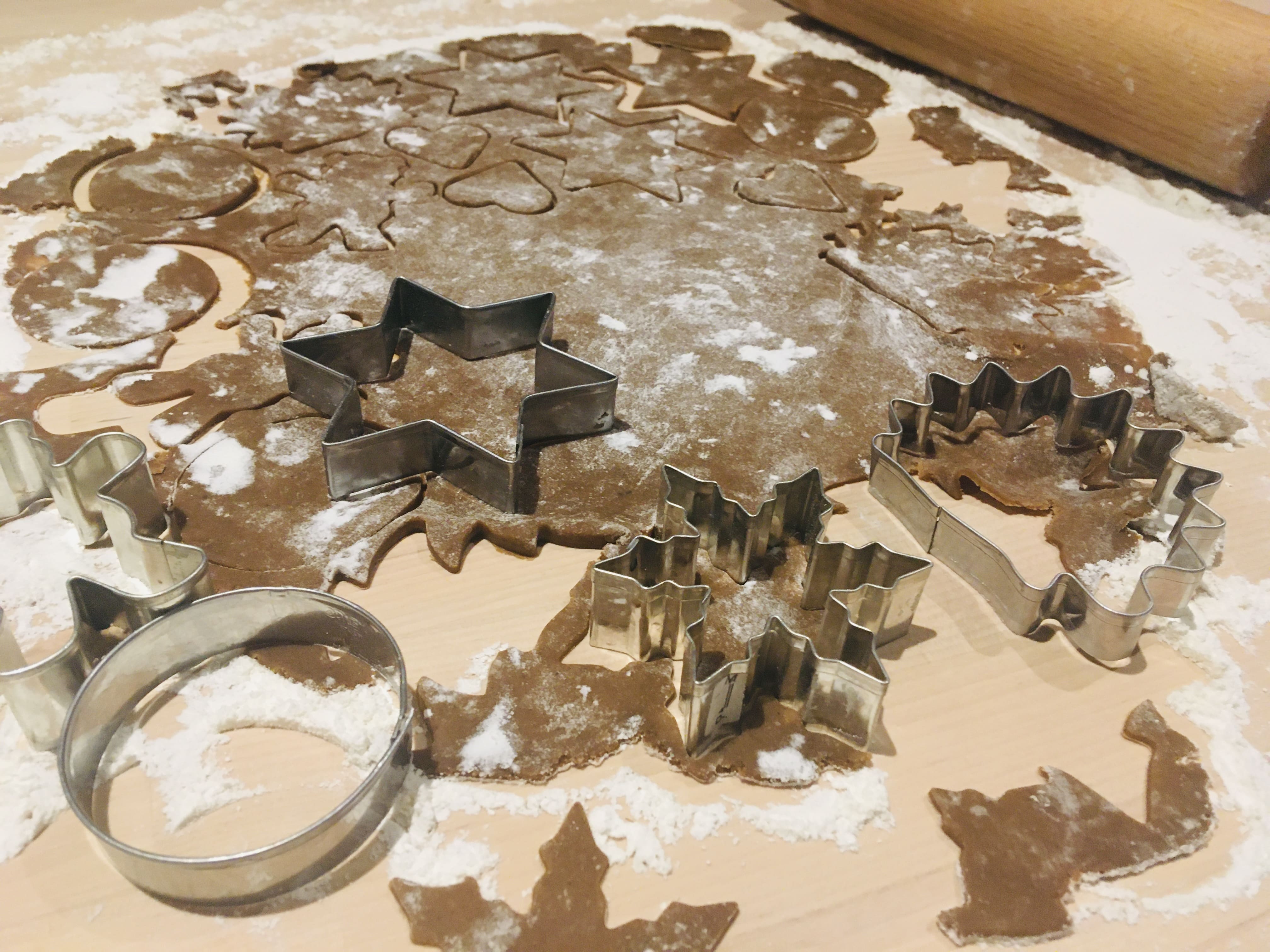 Piparkoogi kujude lõikamine