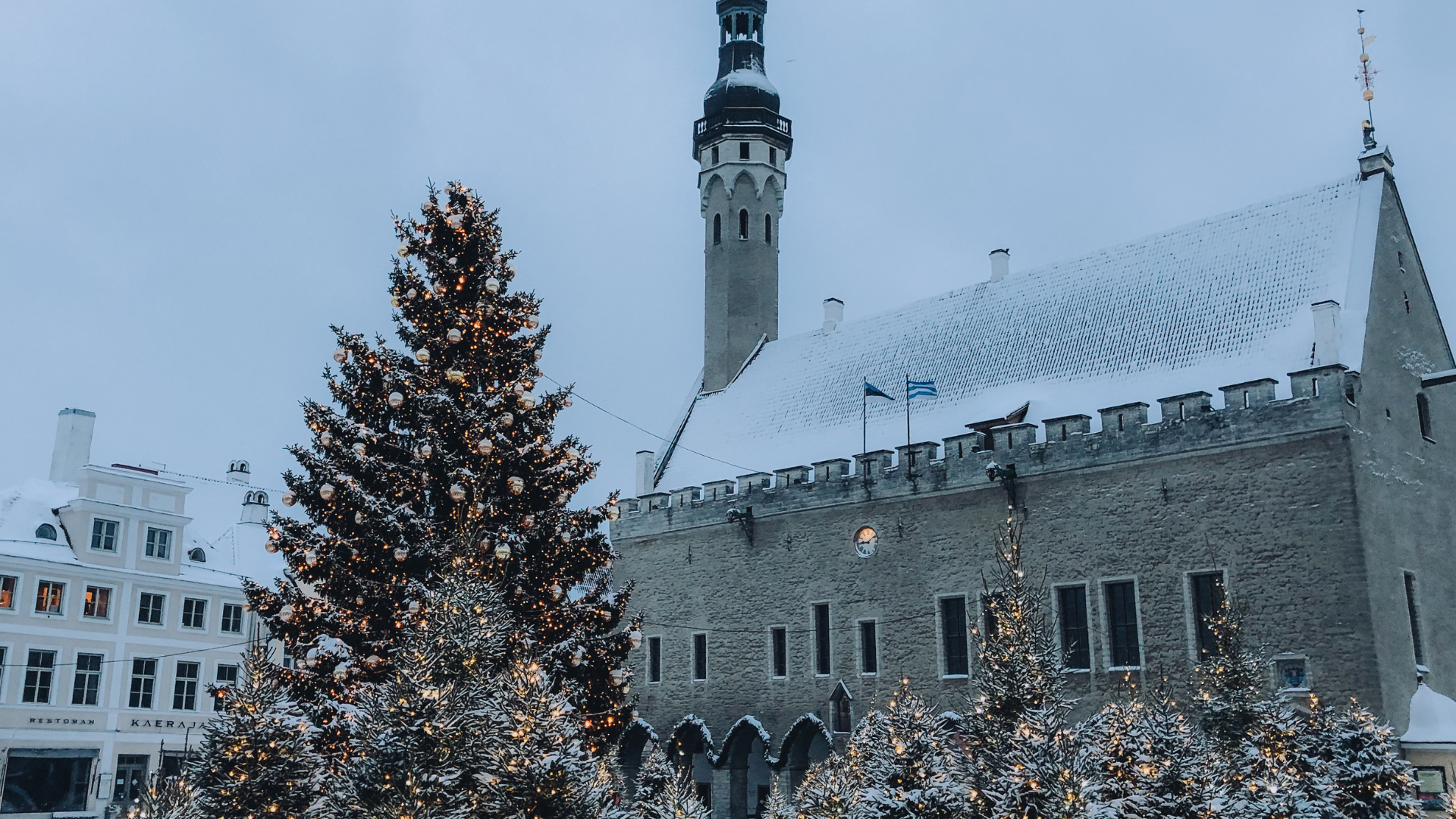 Talvine Raekoda, mis asub Tallinna vanalinnas
