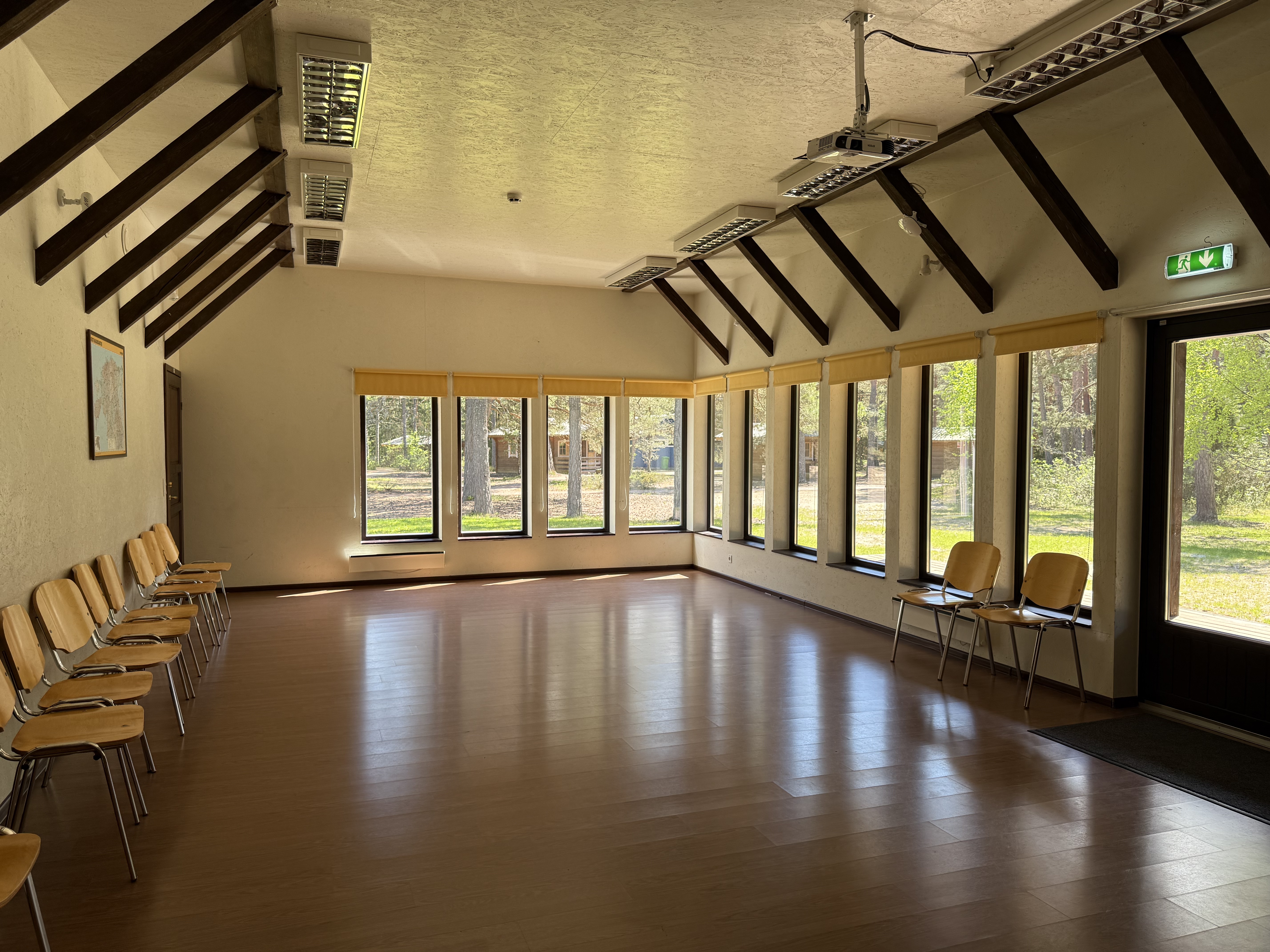 Kloogaranna Puhkeküla Seminarimaja väiksem saal