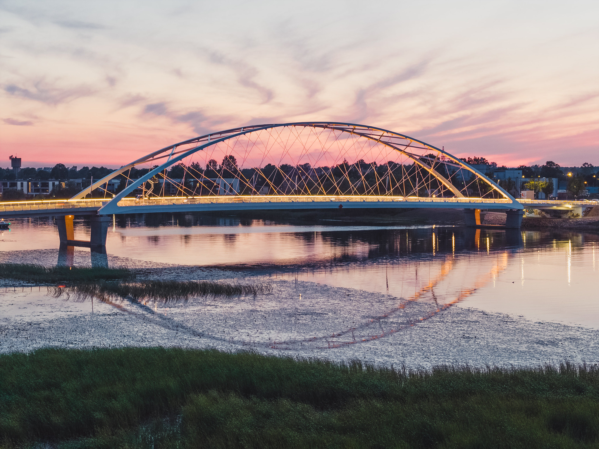 Die dritte Brücke von Pärnu in der Abenddämmerung