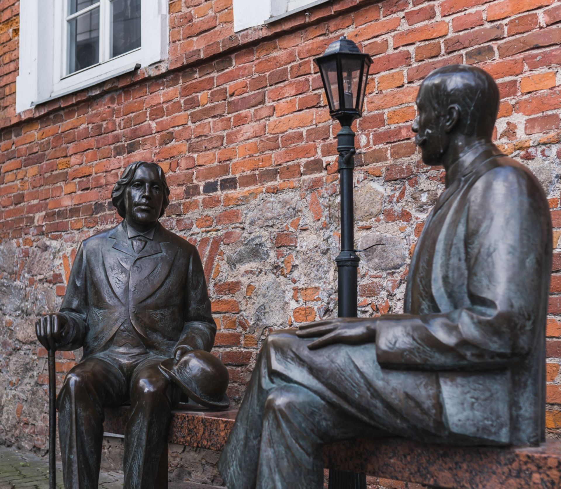 Tartu kesklinna skulptuur Oscar Wilde ja Eduard Vilde
