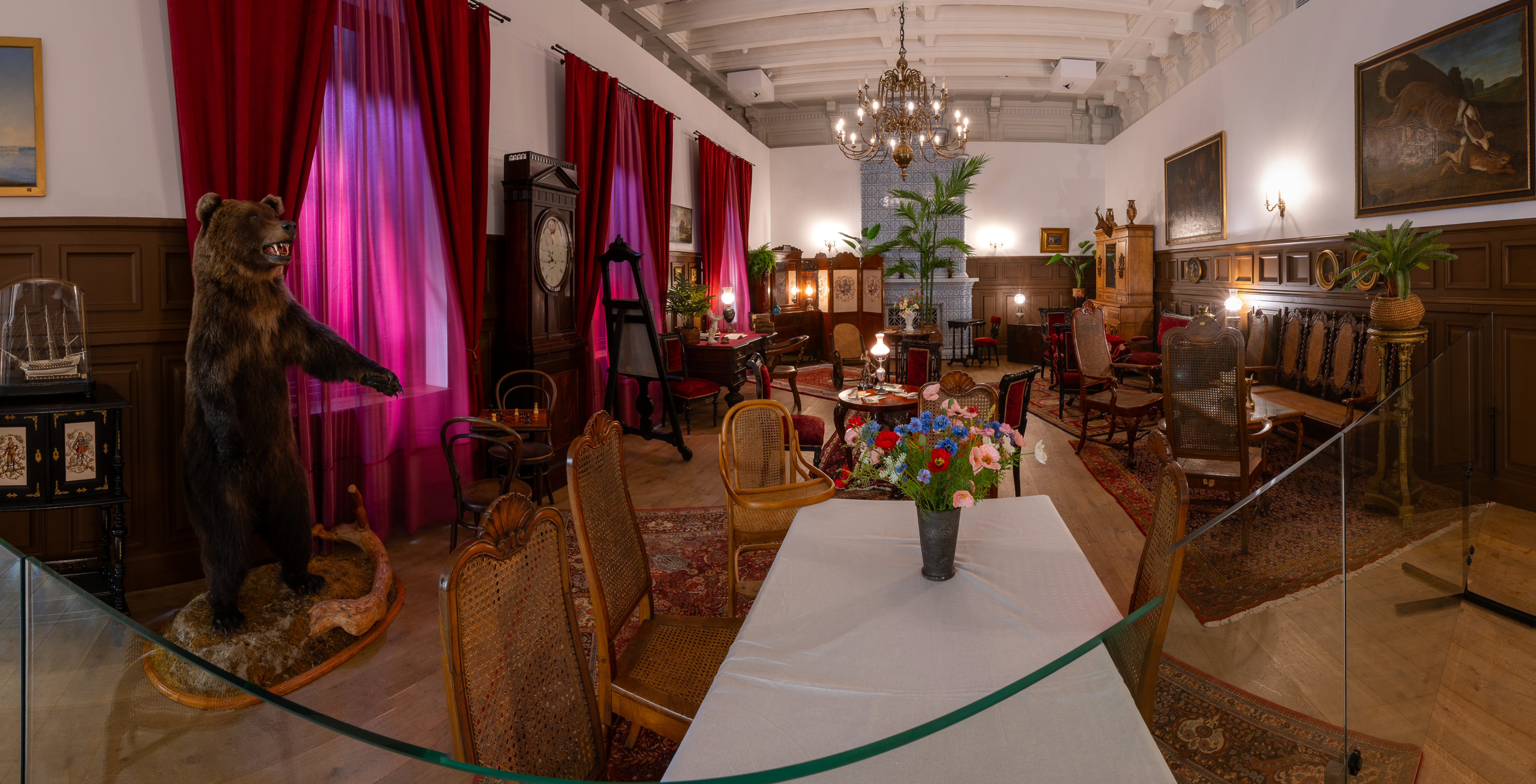 Maarjamäe lossi esindussaalis on avatud esinduslik meeleolunäitus-installatsioon "Igavene suvi", kus külastaja saab rännata ajas tagasi 19. sajandi lõ