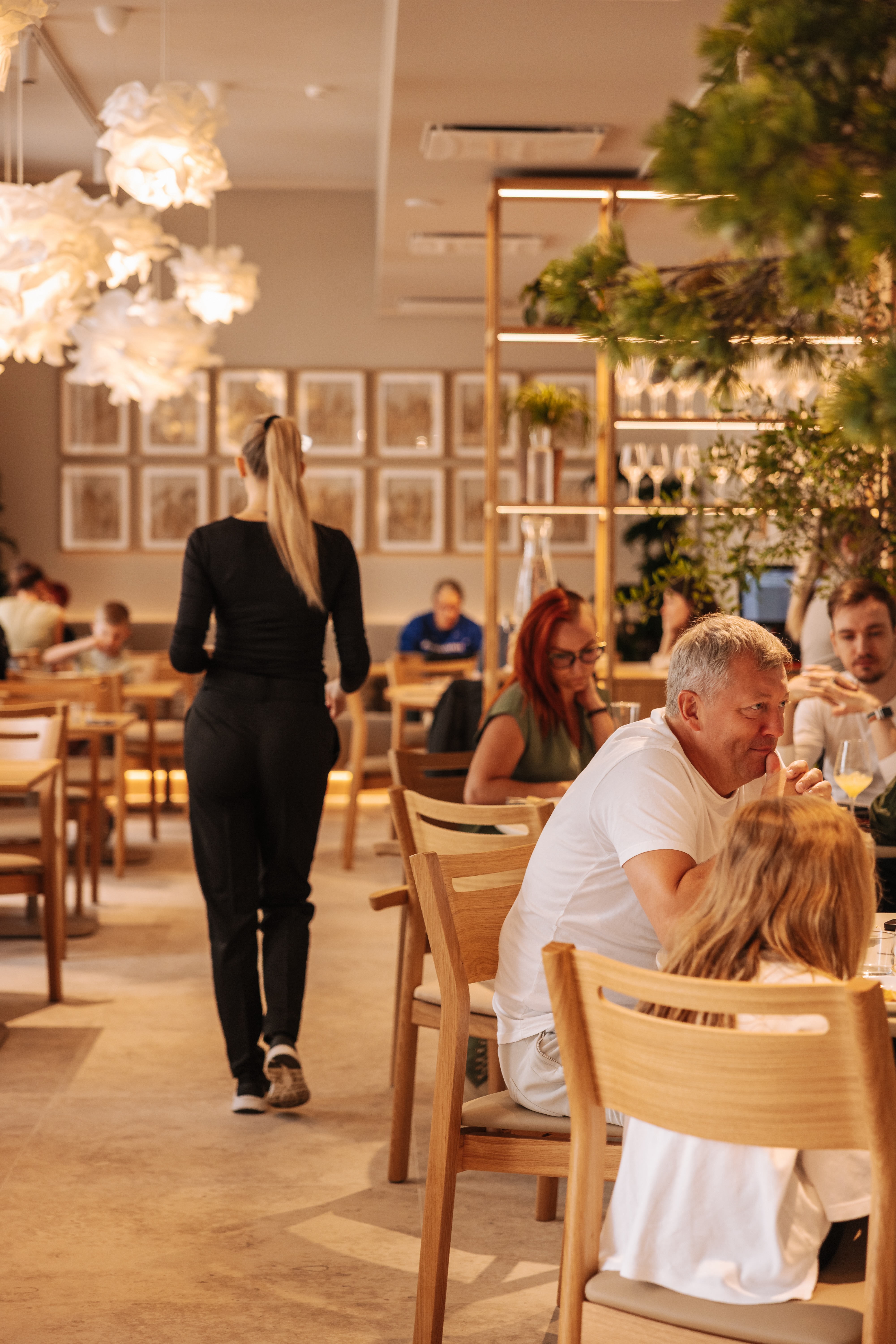 Sinimandria pagarikoja ja restorani sisekujundus