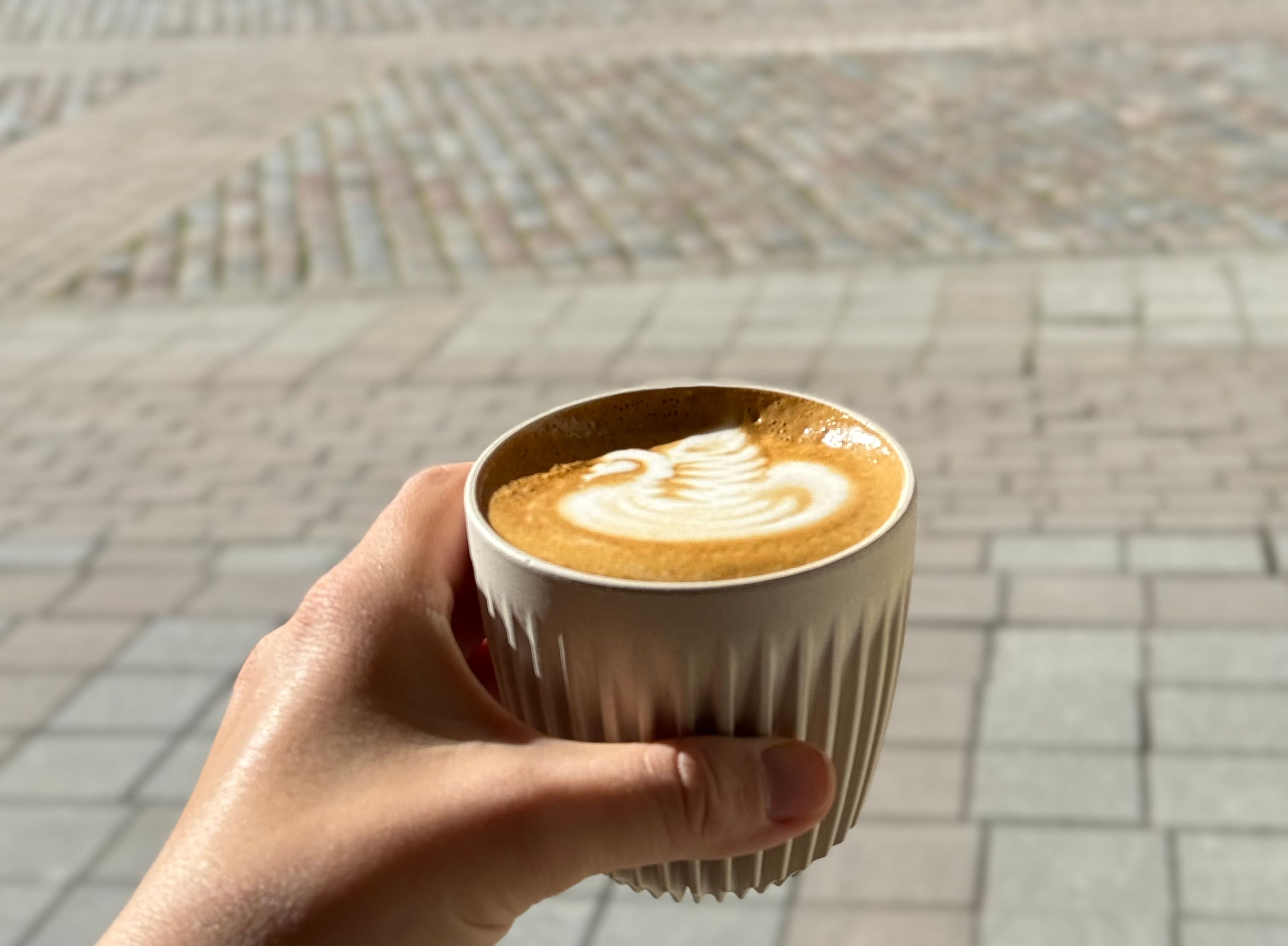 Cruffin Pagarikoja kohv sobib nautimiseks otse Tartu Raekoja platsil