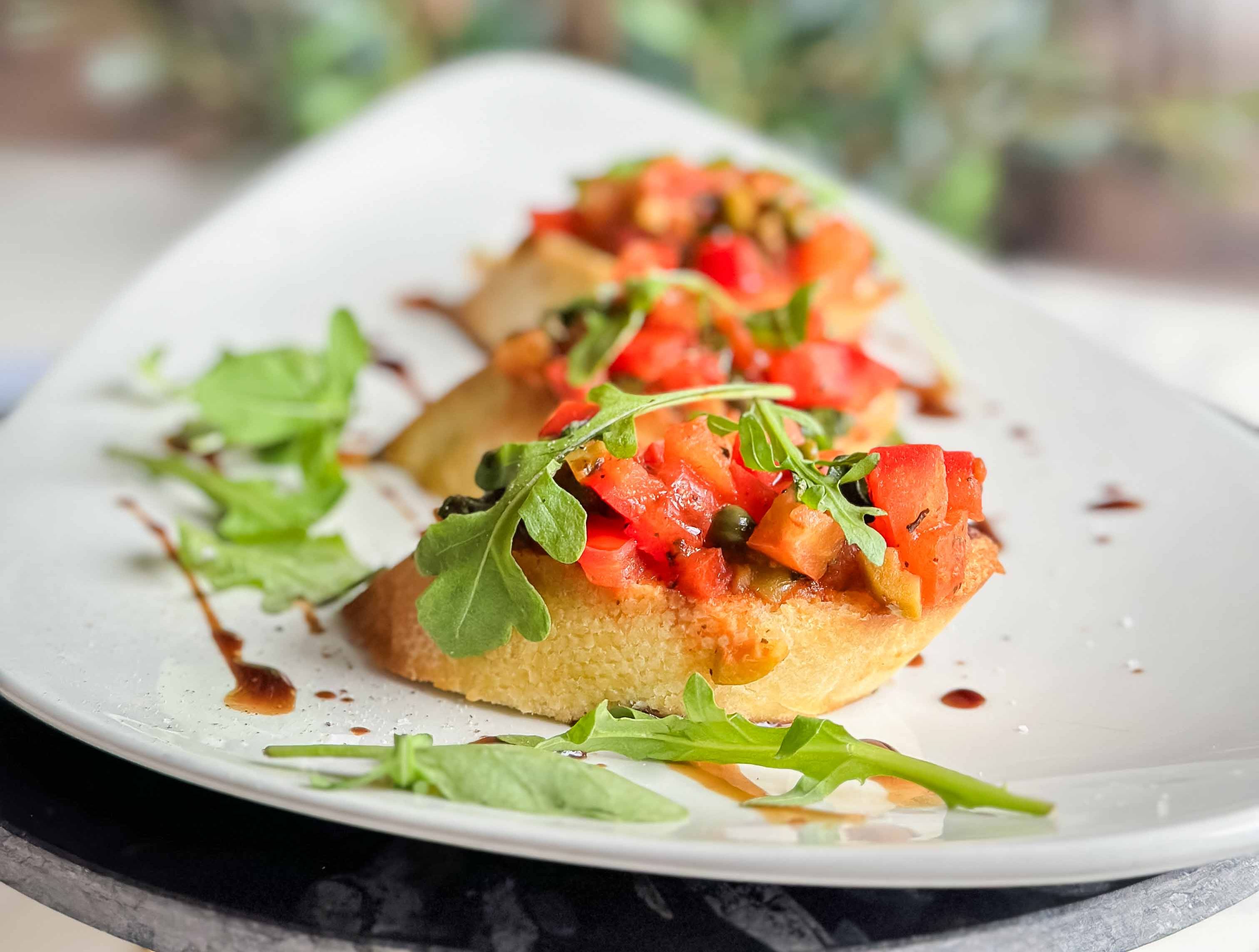 Restoran Italini serveeritud eelroog värskete koostisosadega