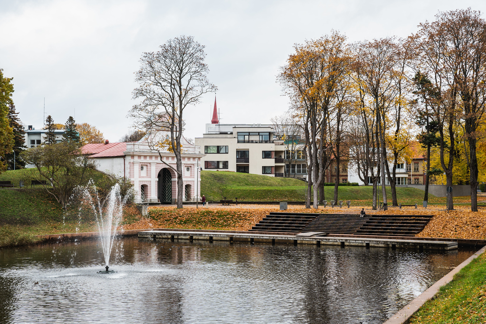 Seitsme ja poole sajandiga juhtub nii mõndagi. Jalutusjäigul läbi Pärnu kesklinna kuuleme tõestisündinud lugusid ning ka mõningaid legende. Teatavasti