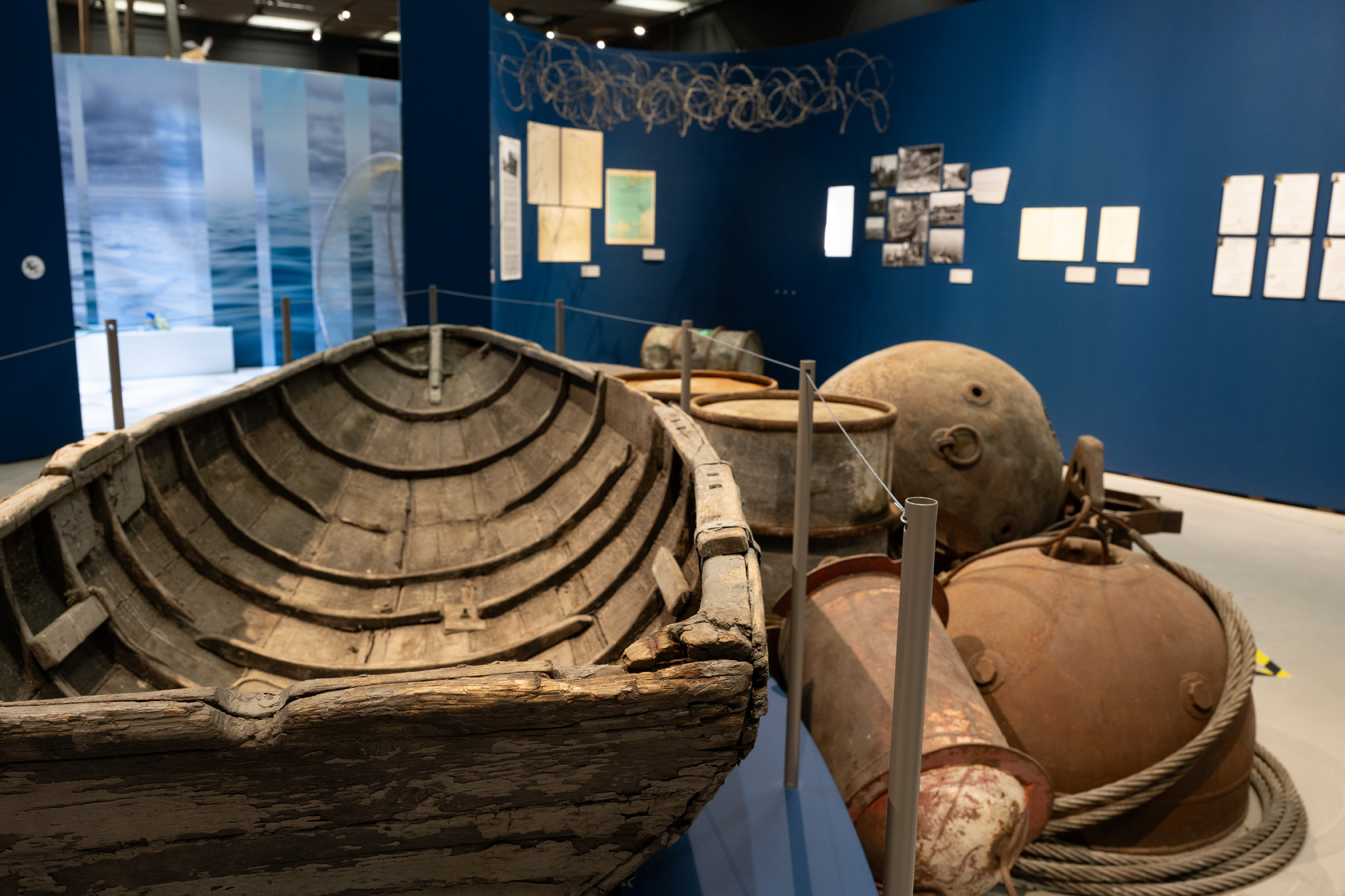Prangli-Eistuk (traditionelles Boot) und militärisches Gerät