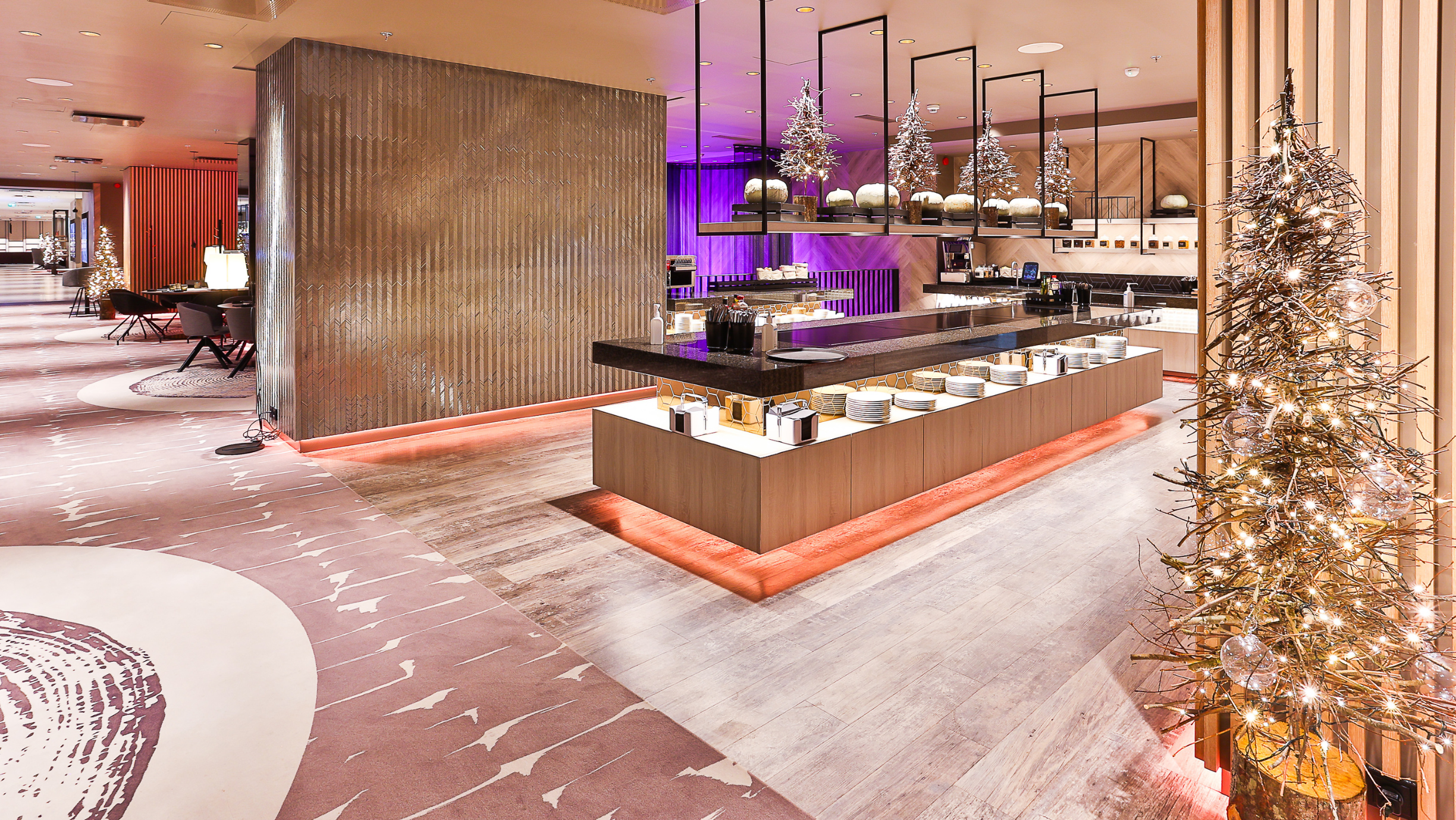 Pidulikus seades buffet-ala restoranis City Grill House modernsete kuuskedega.