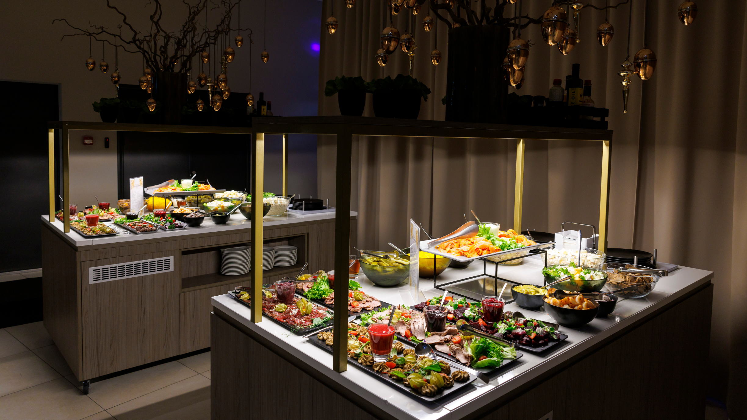 Pidulik buffet-laua valik, kus esinevad külmroad alates salativalikust kuni liha- ja kalalõikudeni.