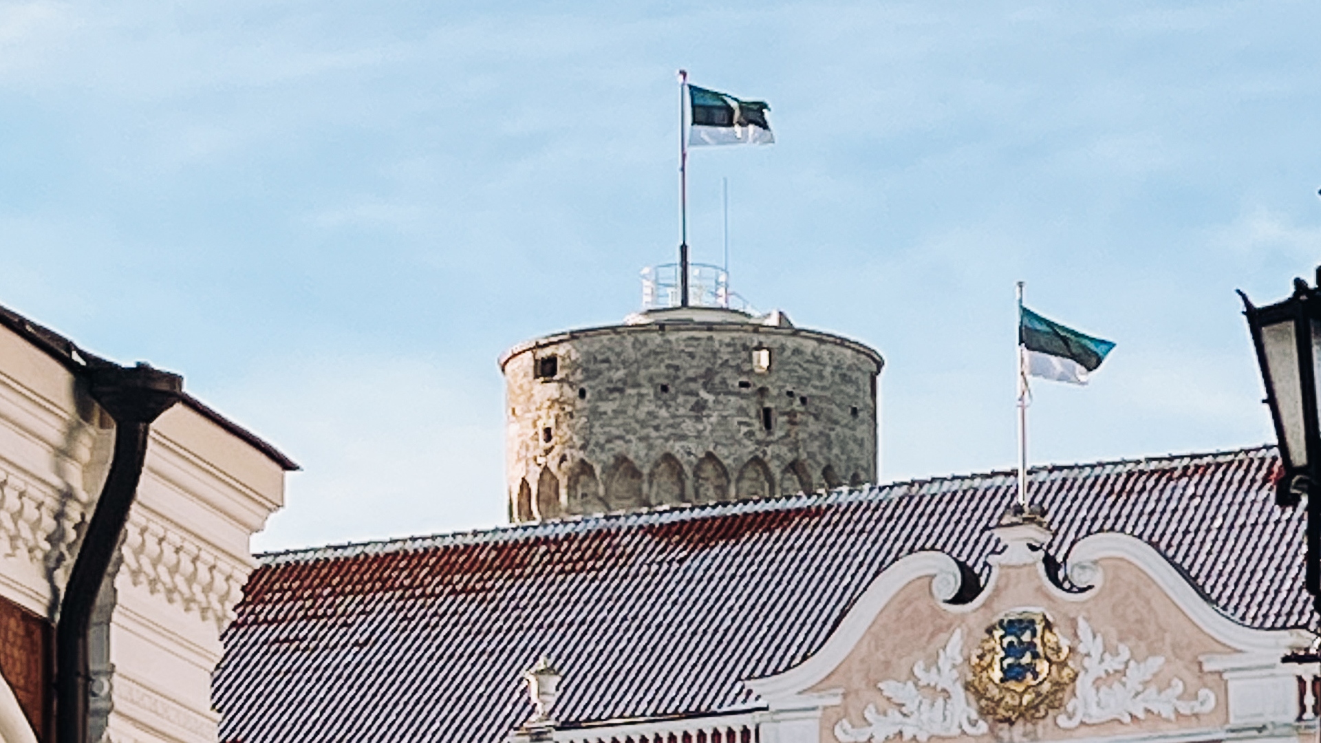 Eesti lipud Toompea lossis ja Pikas Hermanis