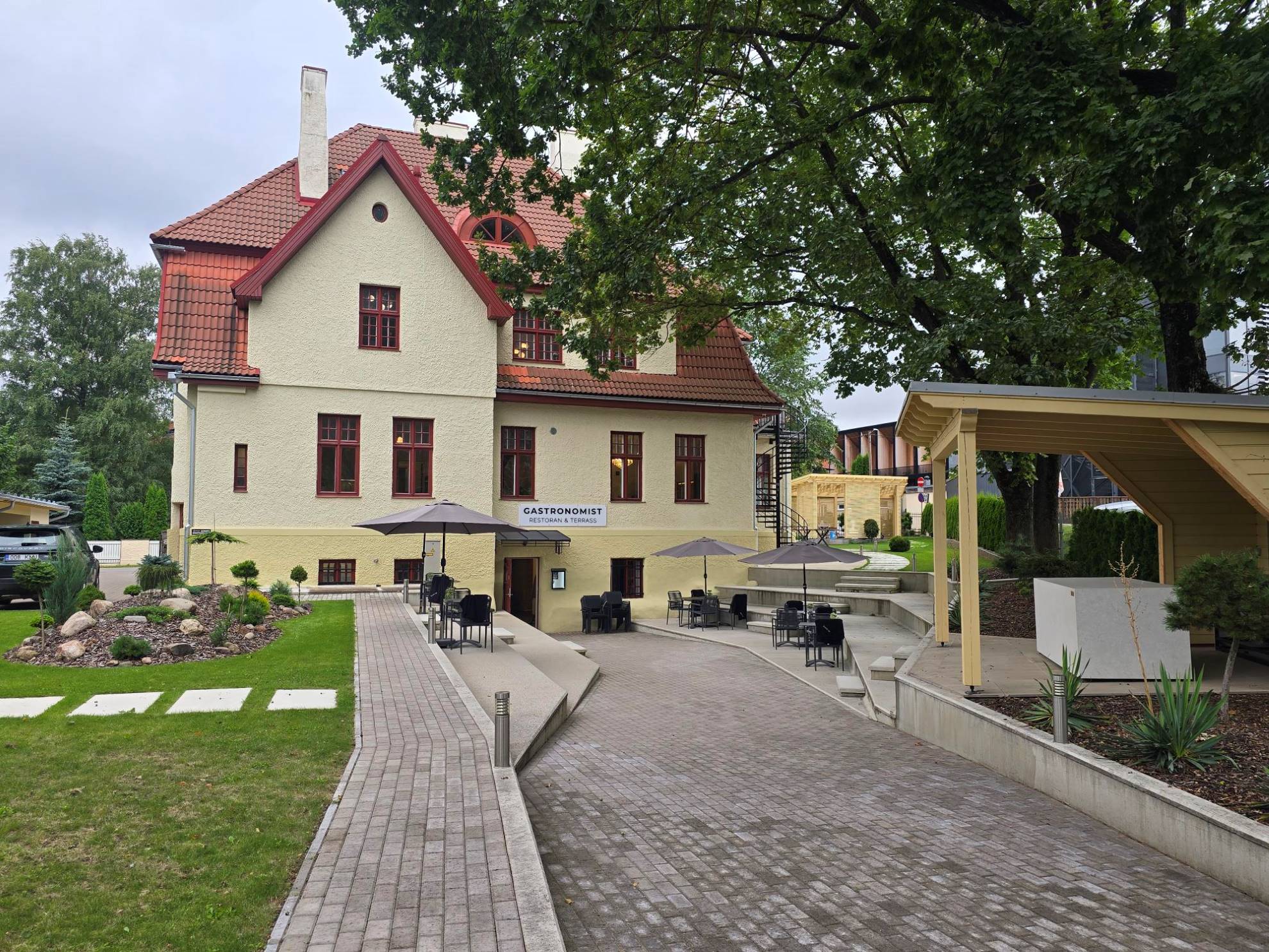 Gastronomisti restoran Tartus – ajalooline villa hubase terrassi ja rohelise õuealaga