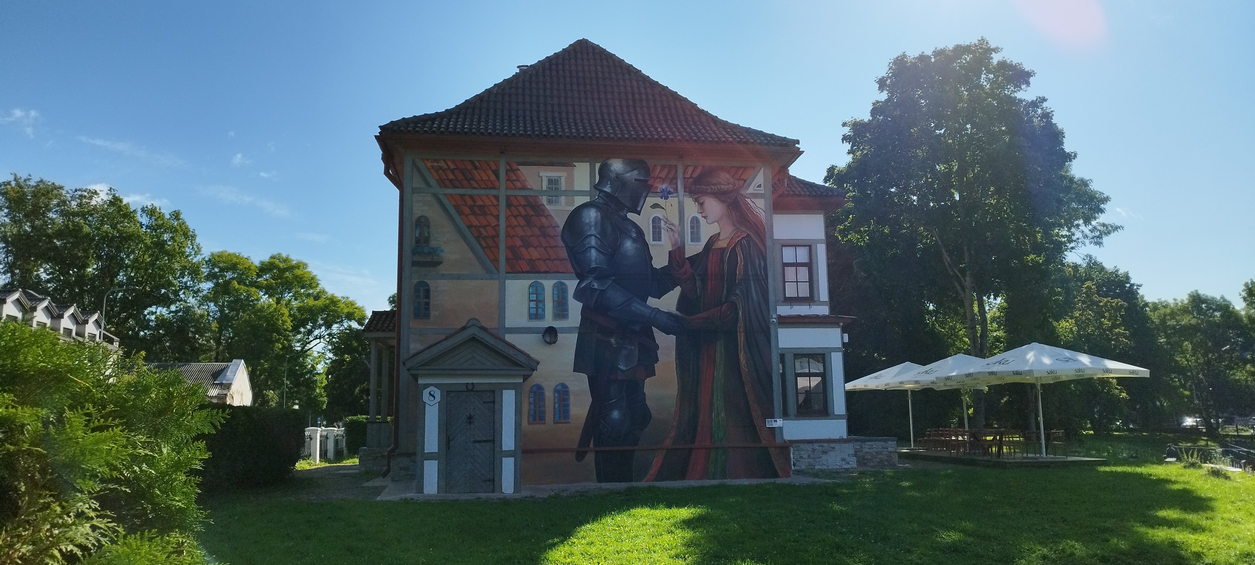 Grafiti kohviku seinal keskaegse rüütli ja daamiga