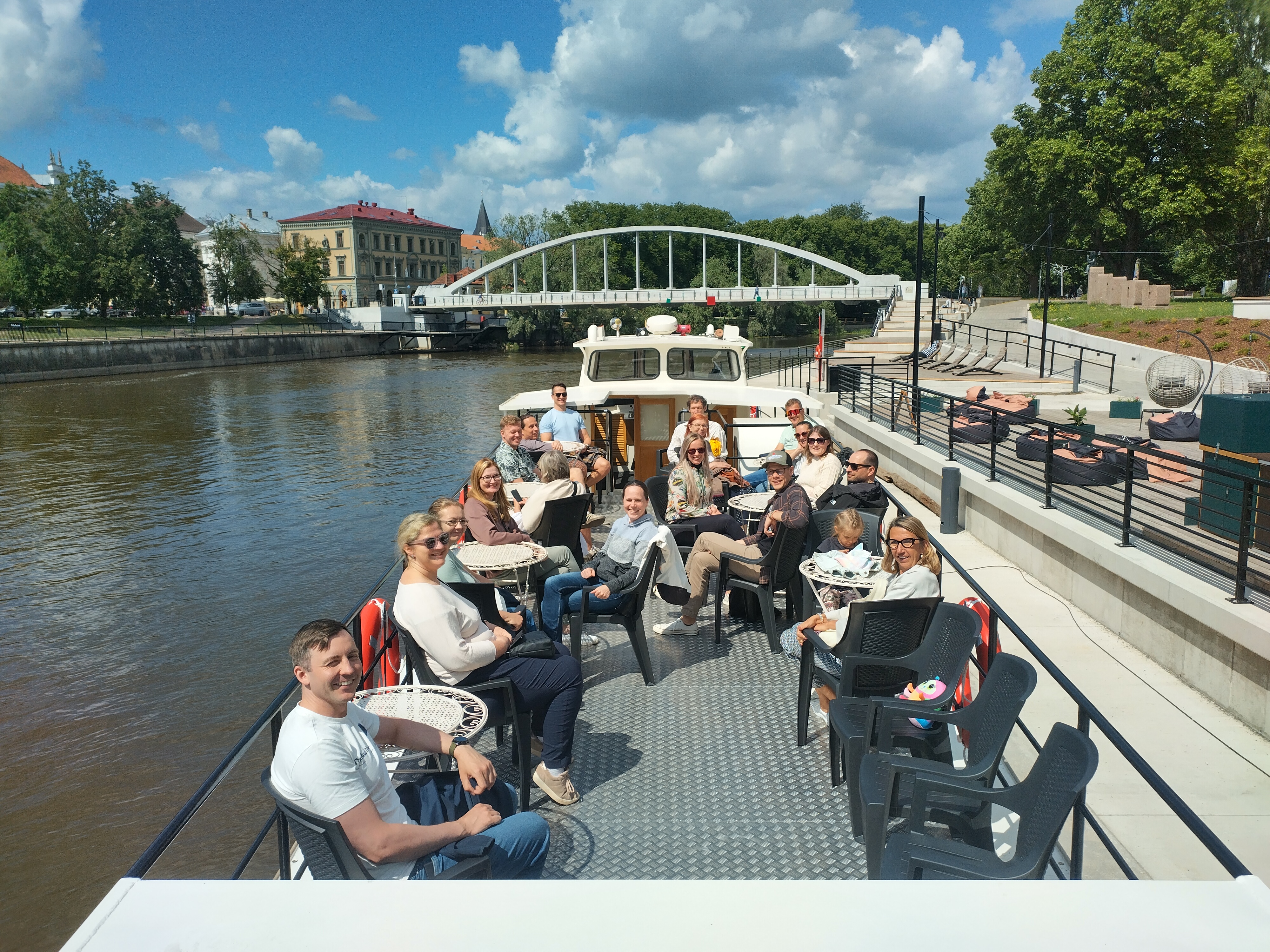 Suur grupp inimesi Laev Arabella I Tartu Atlantise kail