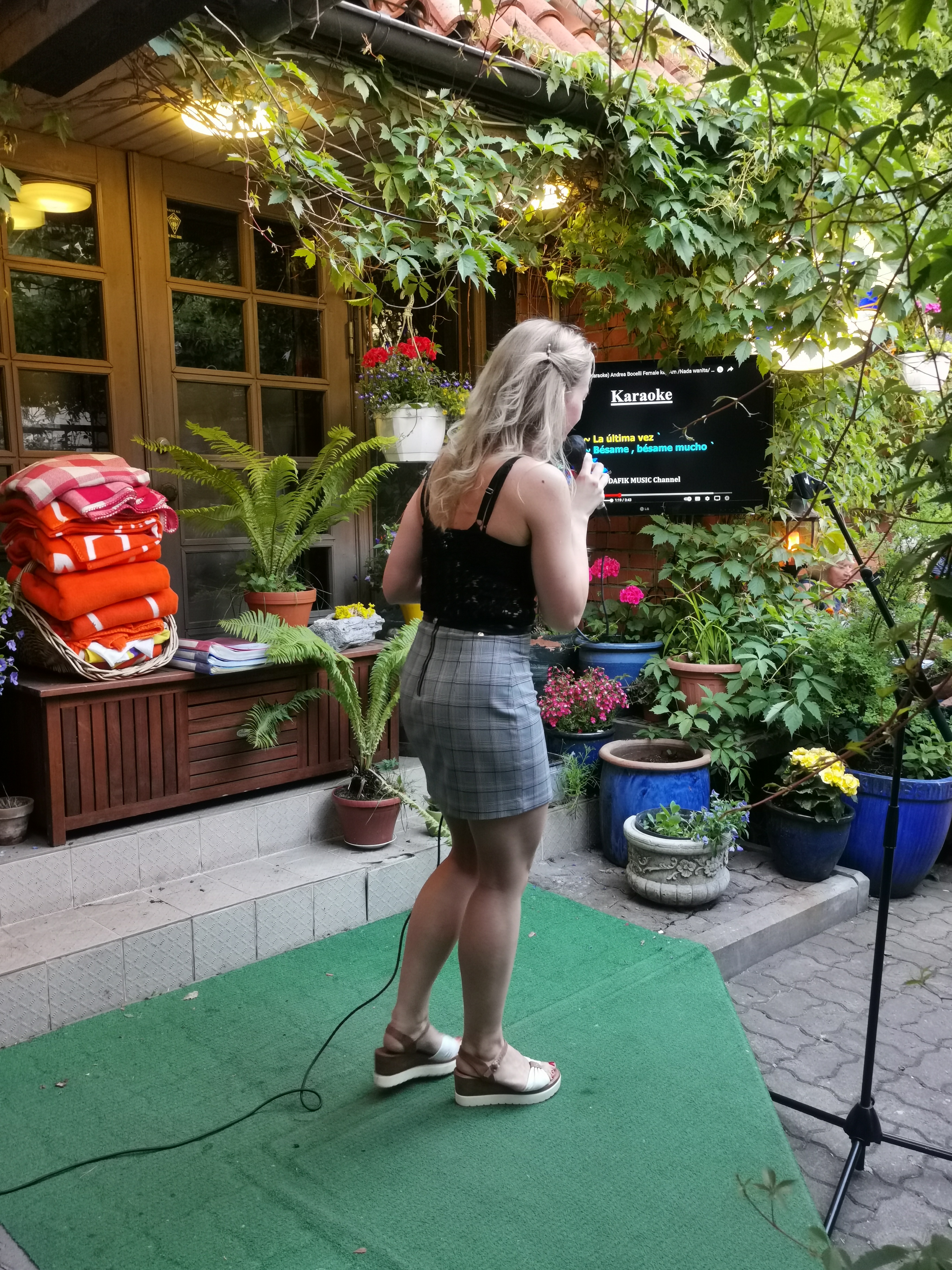 Karaokelava väliterrassil