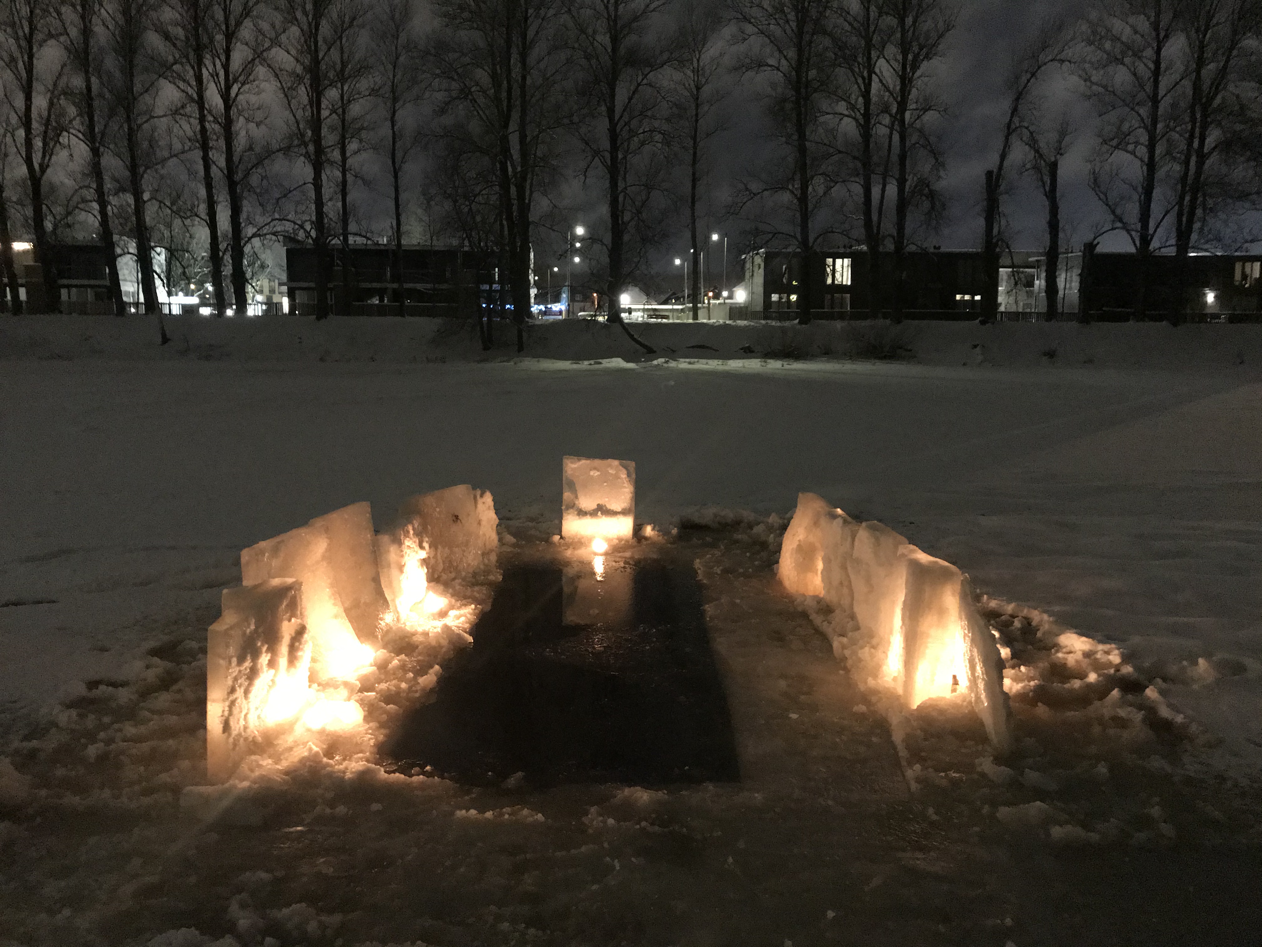 Ööpimeduses valgustatud jääauk Tartus Emajõel