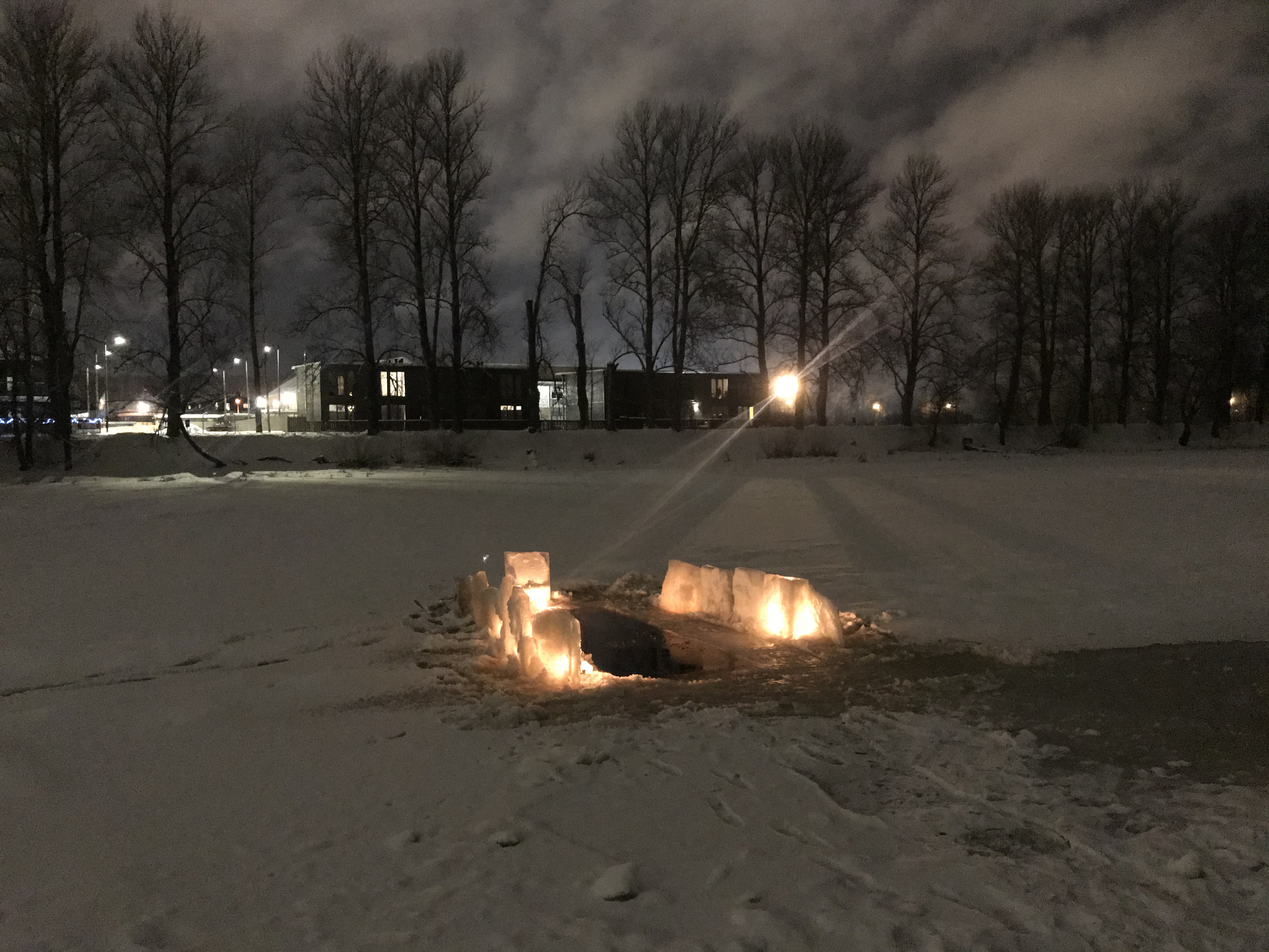 Talvine valgustatud jääauk Tartu Emajõel Lodjakoja saunas