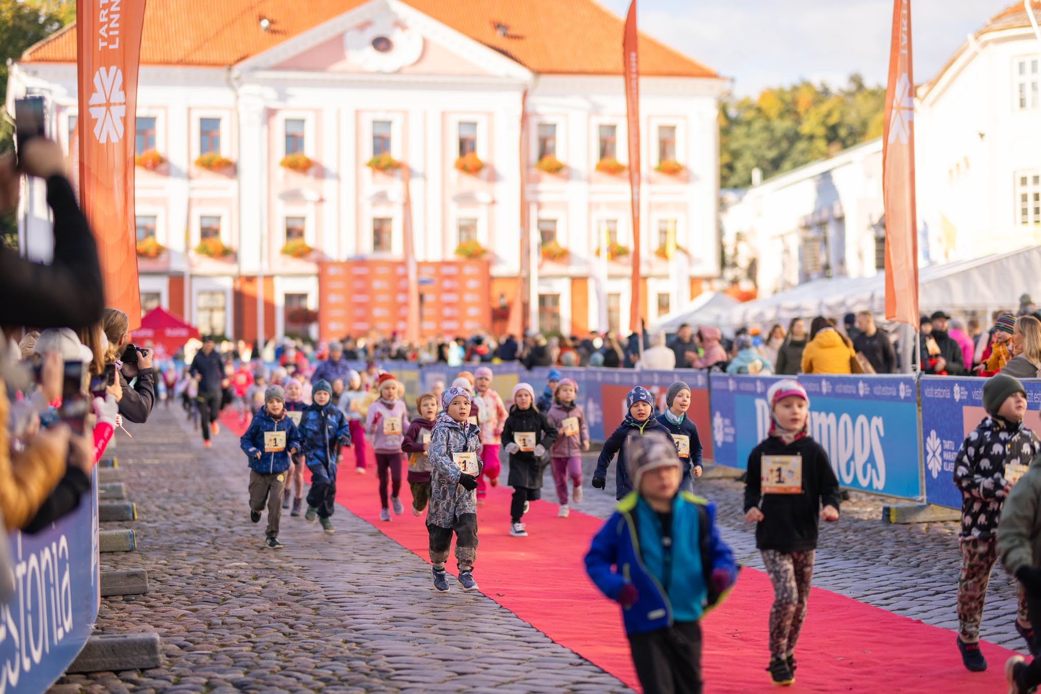 Tartu Linnamaratonil lapsed jõudmas Raekoja platsil finišisse