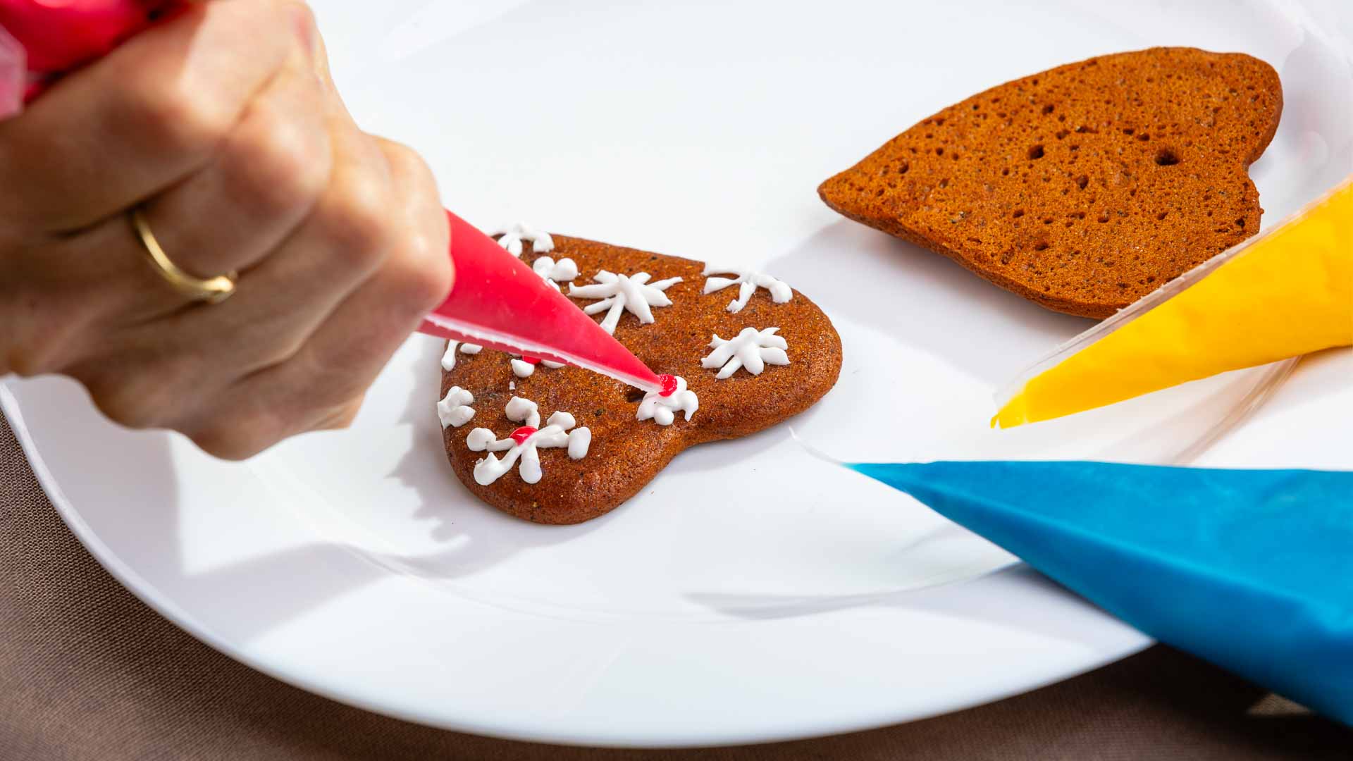 Örreke's gingerbread decorating workshop - glazing
