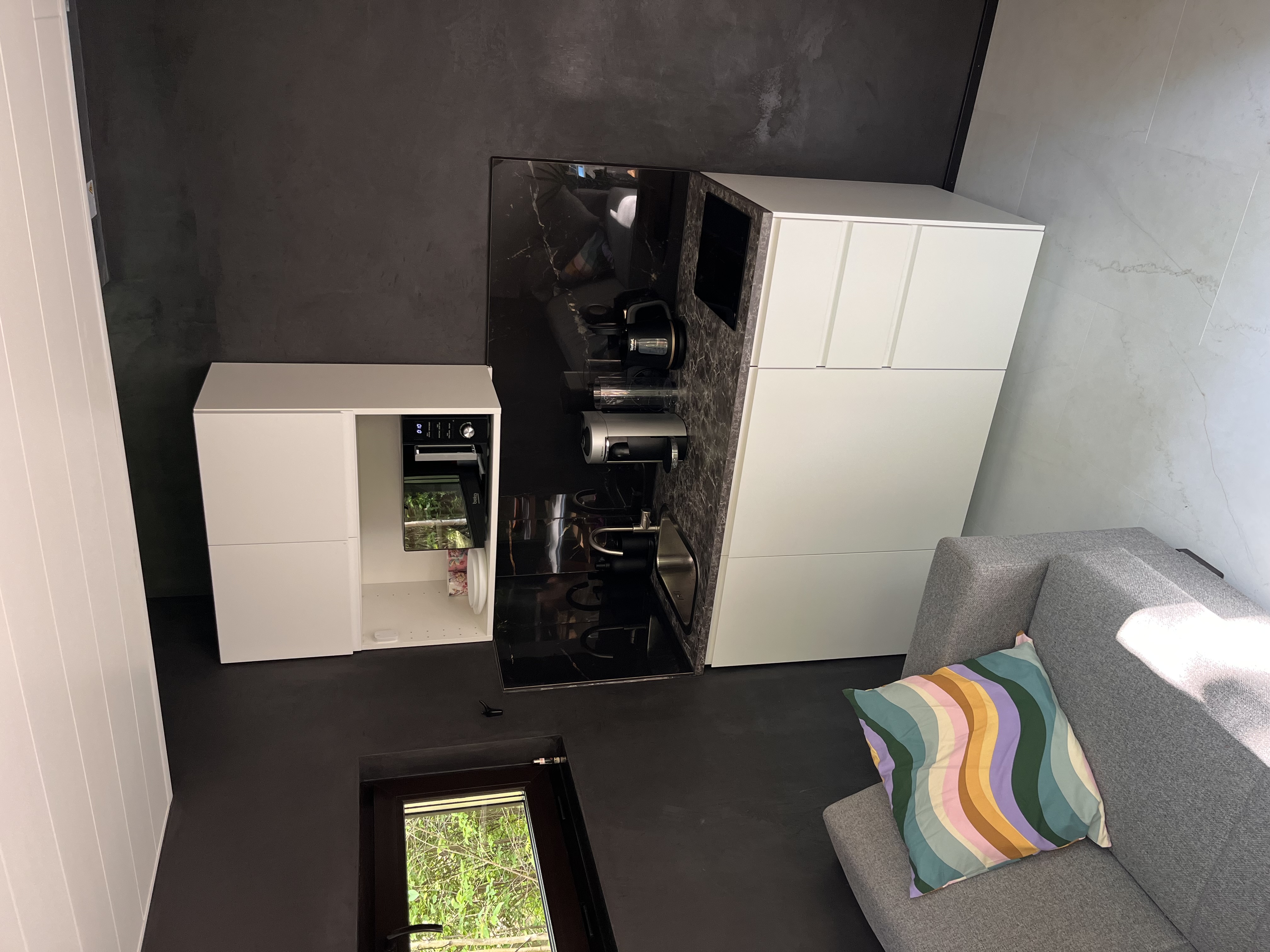 Midnight Vacation mini-villa kitchenette