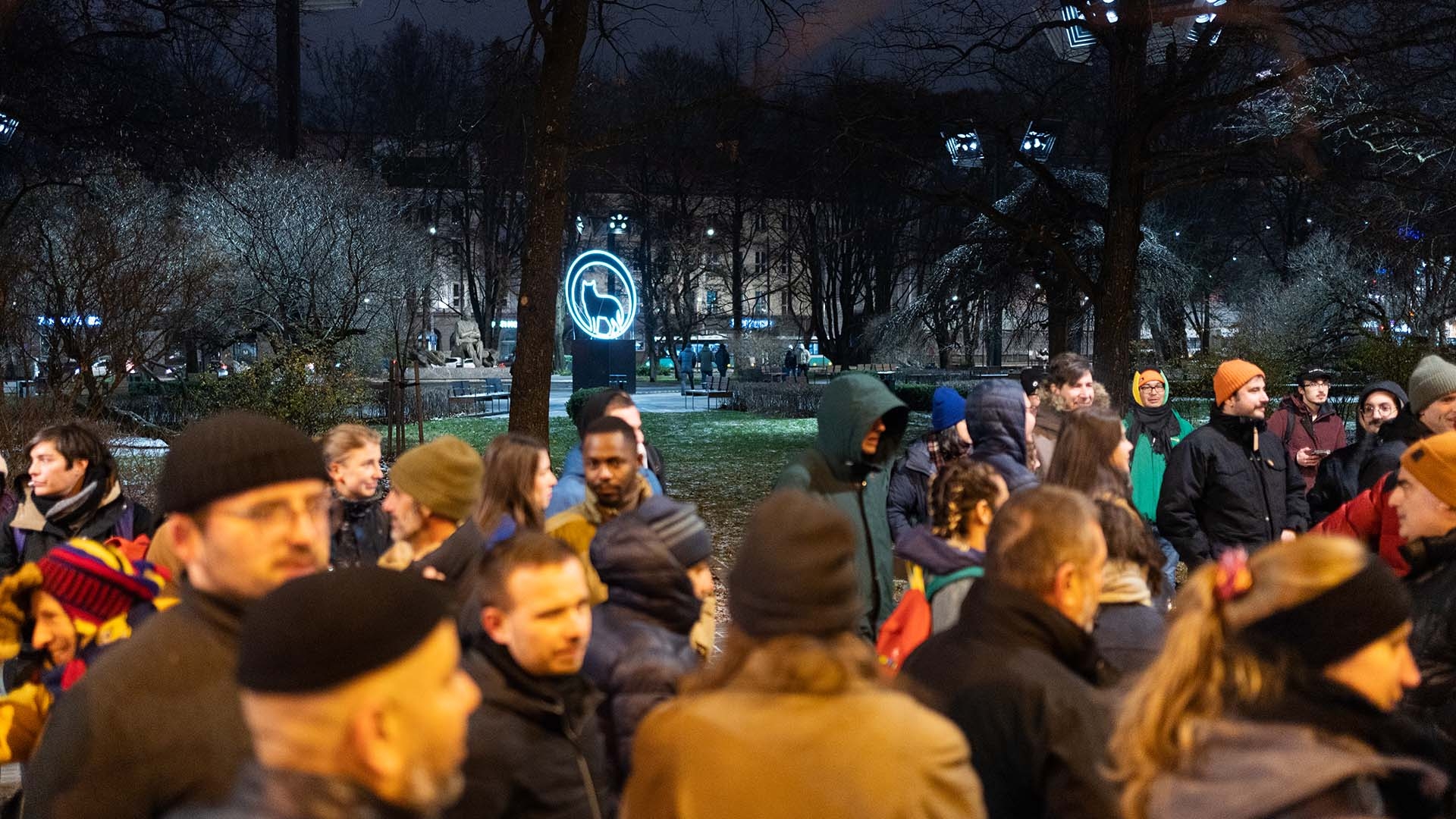 Inimesed seisavad pimedas pargis