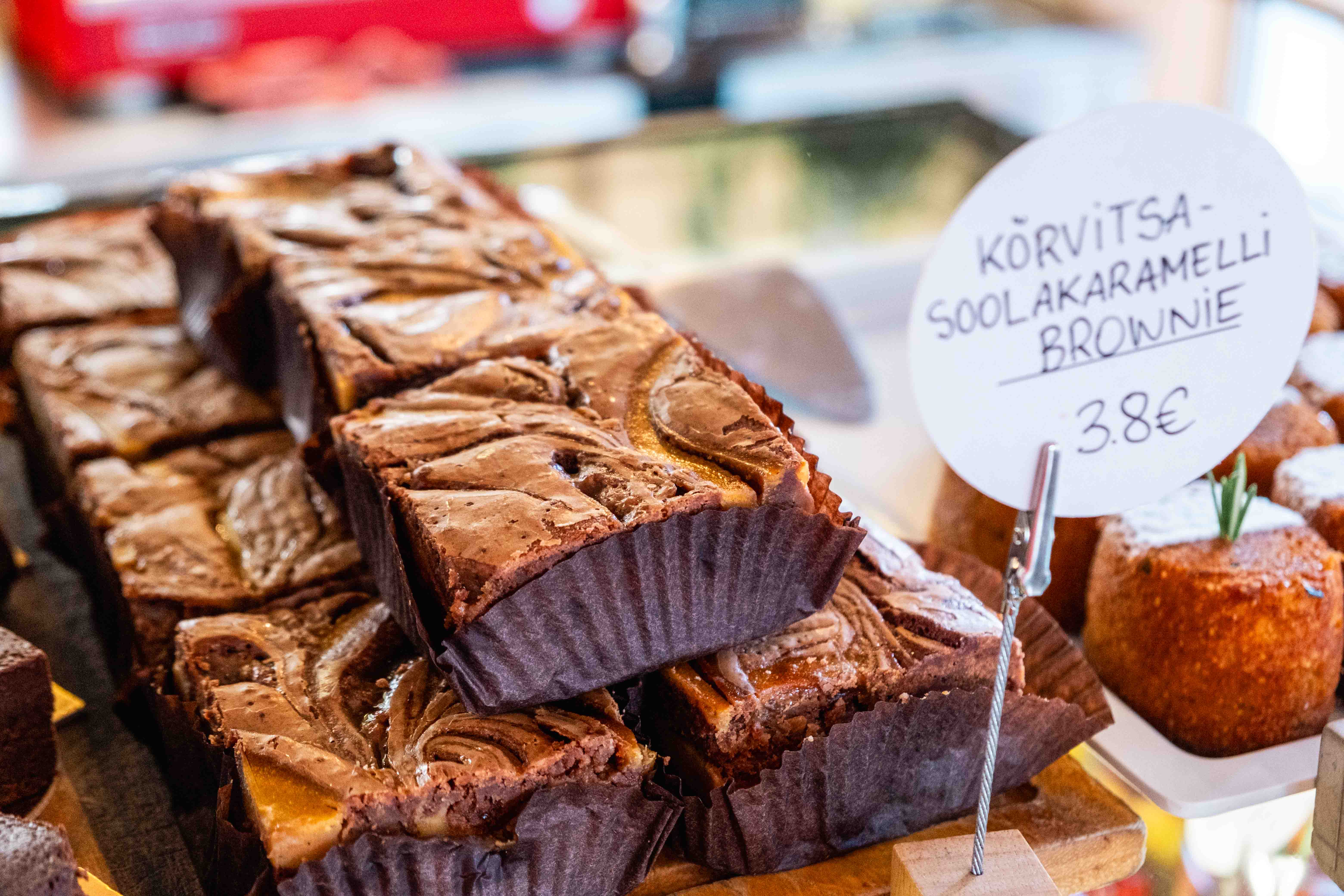 Käsitööna valminud soolakaramelli brownied