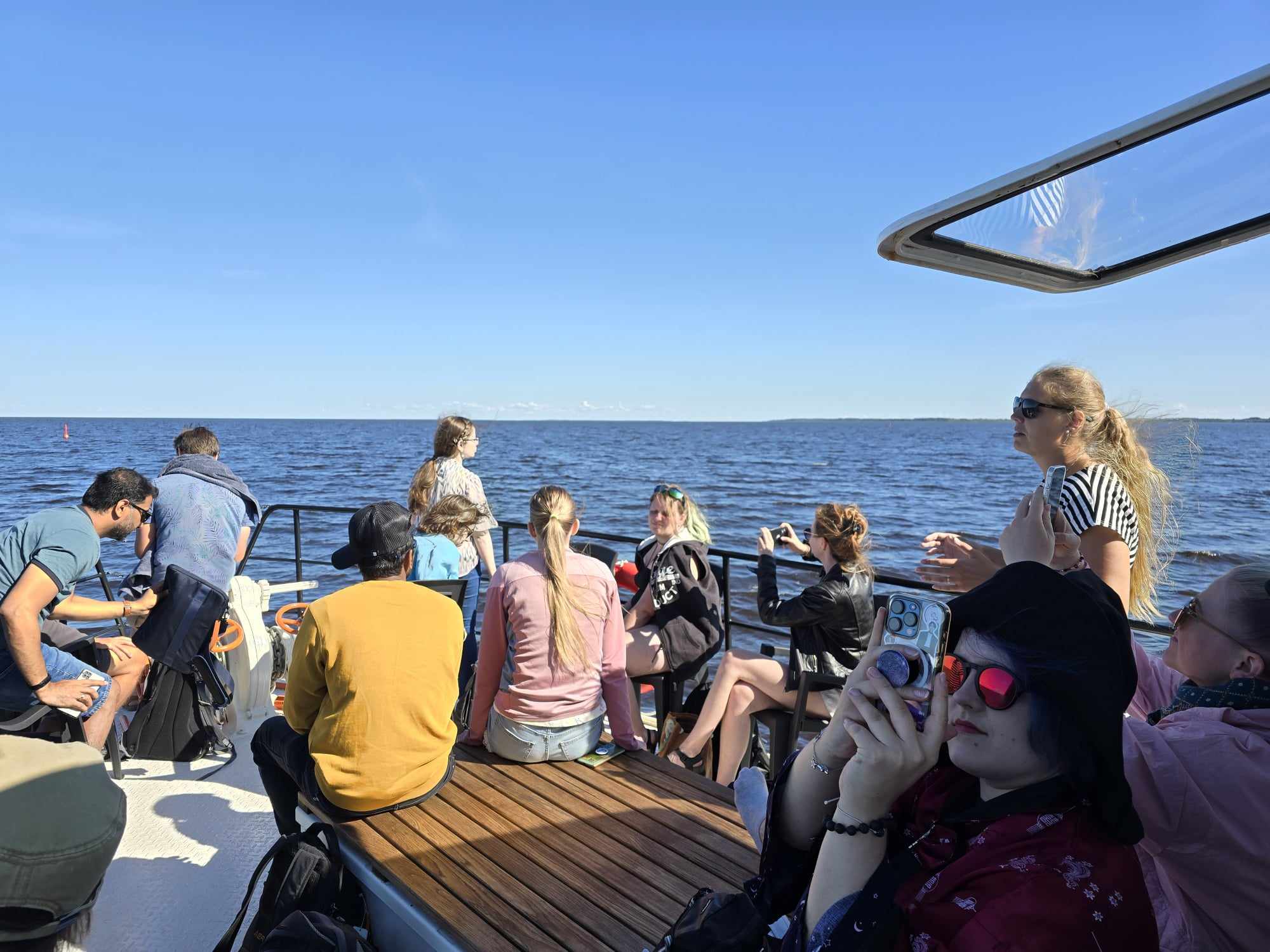 Seltskond nautimas Arabella I Iaeva pardal vaadet